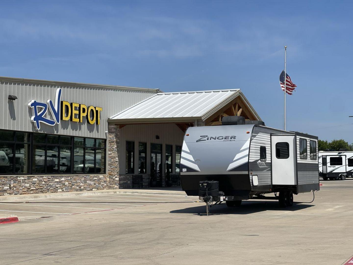 2020 KEYSTONE ZINGER 280RB (4YDT28023LS) , located at 4319 N Main Street, Cleburne, TX, 76033, (817) 221-0660, 32.435829, -97.384178 - Photo#0