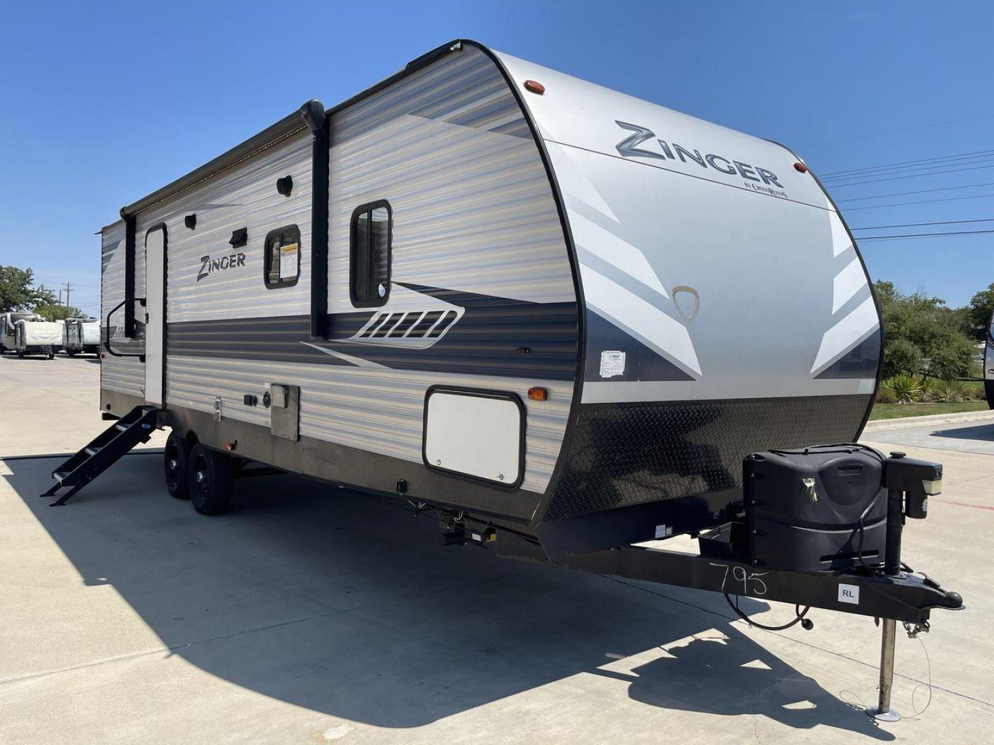 2020 KEYSTONE ZINGER 280RB (4YDT28023LS) , located at 4319 N Main Street, Cleburne, TX, 76033, (817) 221-0660, 32.435829, -97.384178 - Photo#22