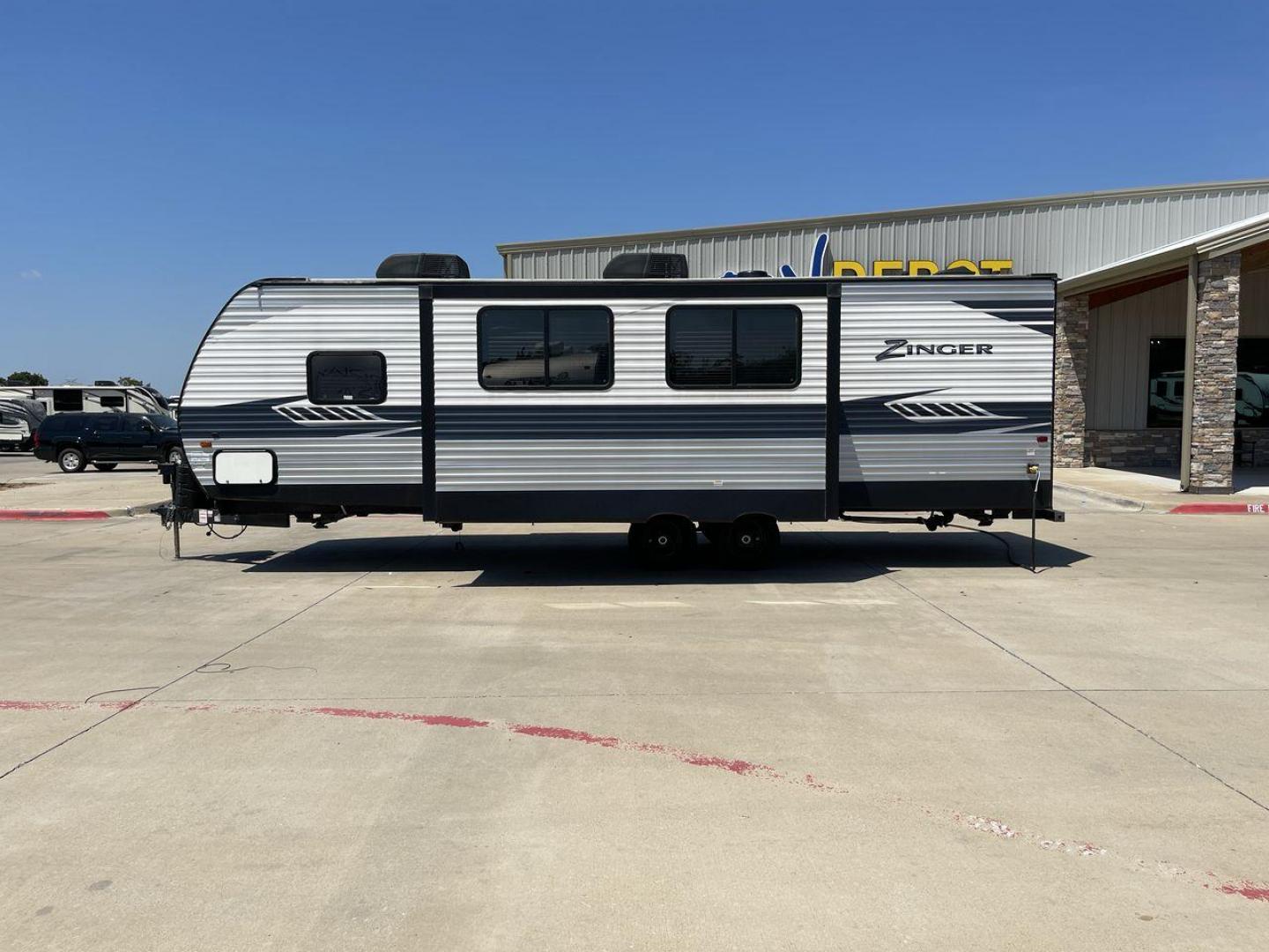 2020 KEYSTONE ZINGER 280RB (4YDT28023LS) , located at 4319 N Main Street, Cleburne, TX, 76033, (817) 221-0660, 32.435829, -97.384178 - Photo#23