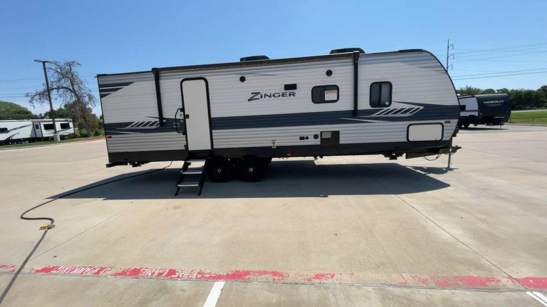 2020 KEYSTONE ZINGER 280RB (4YDT28023LS) , located at 4319 N Main Street, Cleburne, TX, 76033, (817) 221-0660, 32.435829, -97.384178 - Photo#2