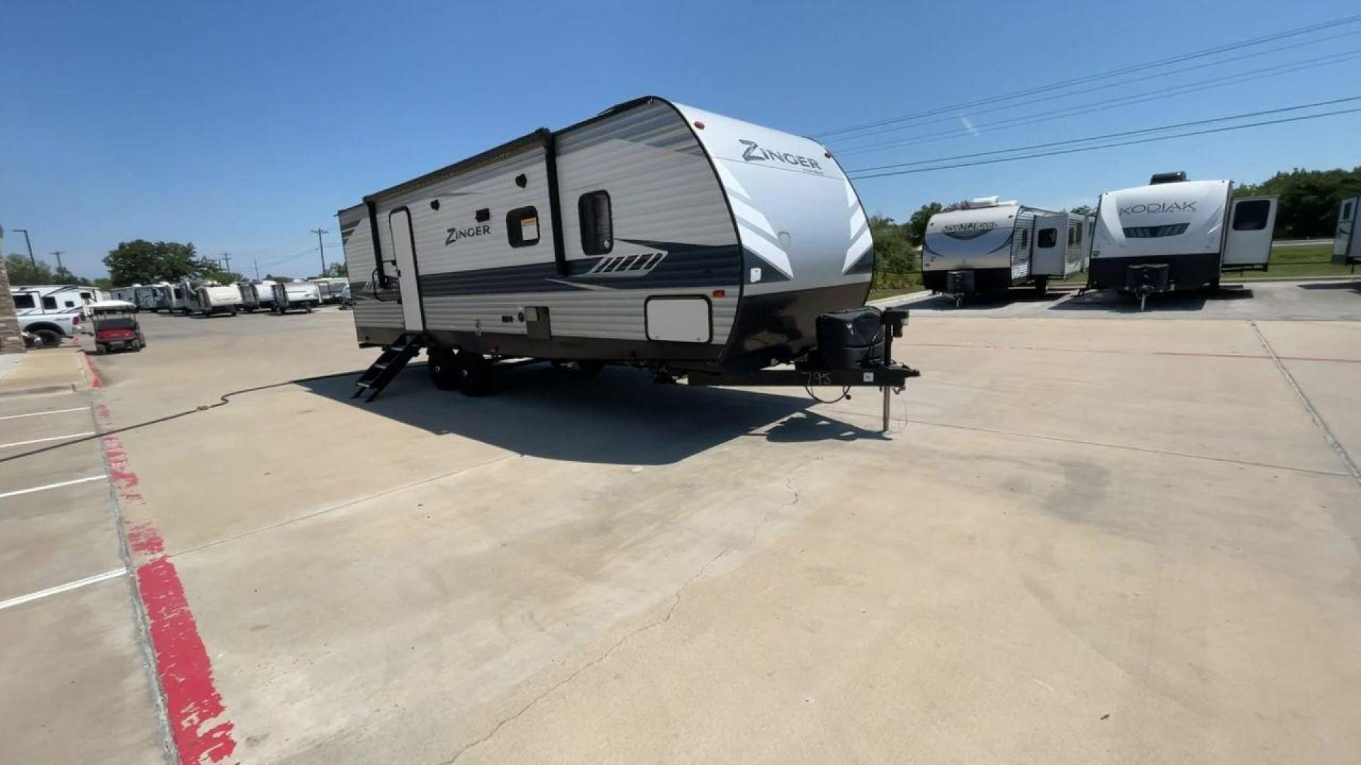 2020 KEYSTONE ZINGER 280RB (4YDT28023LS) , located at 4319 N Main Street, Cleburne, TX, 76033, (817) 221-0660, 32.435829, -97.384178 - Photo#3