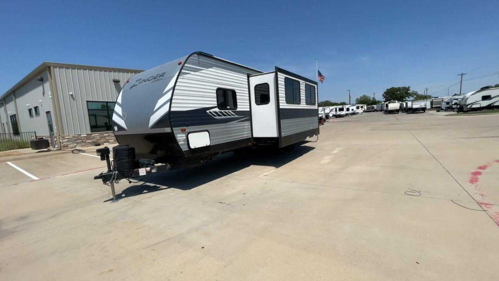 2020 KEYSTONE ZINGER 280RB (4YDT28023LS) , located at 4319 N Main Street, Cleburne, TX, 76033, (817) 221-0660, 32.435829, -97.384178 - Photo#5