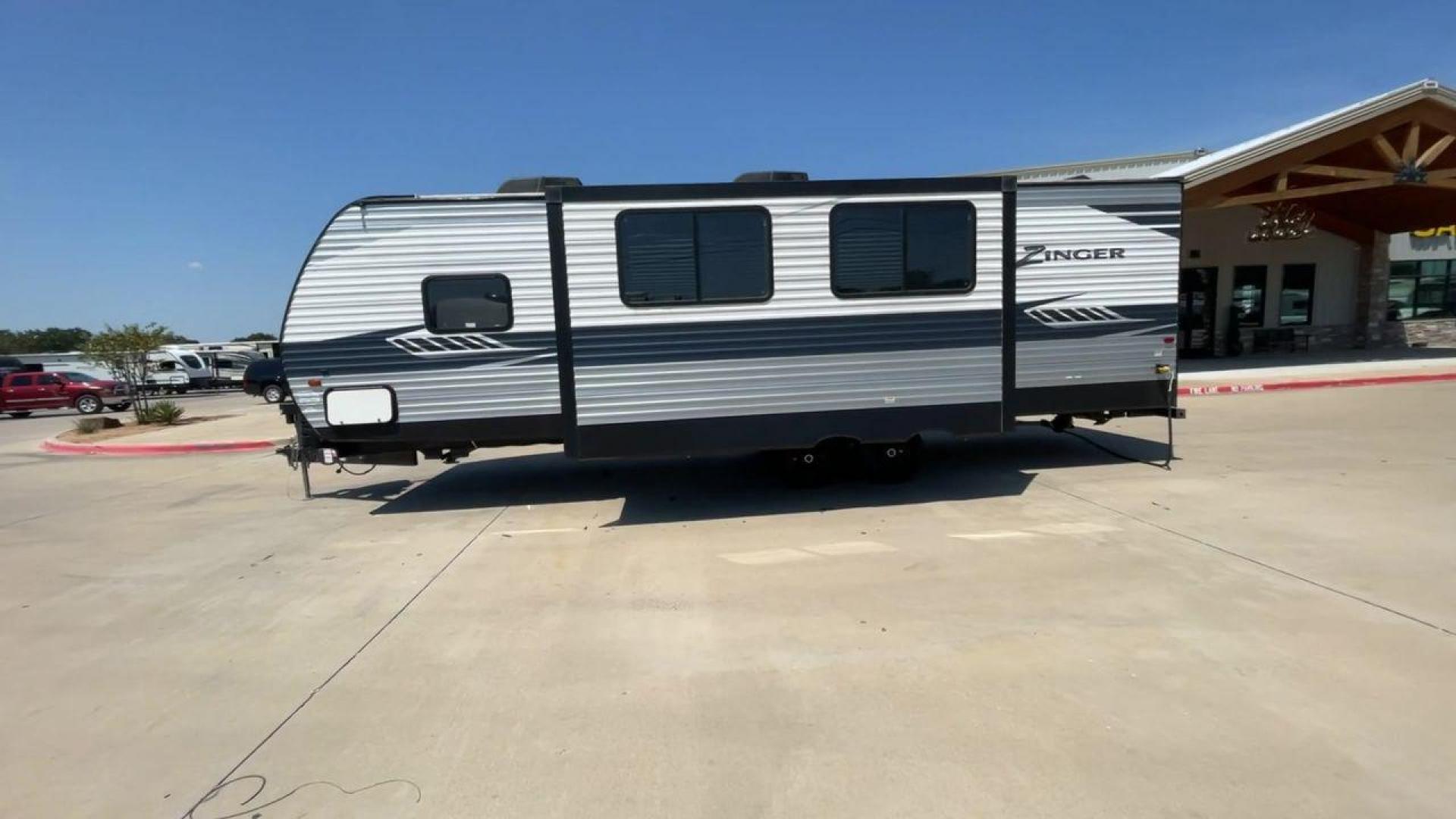 2020 KEYSTONE ZINGER 280RB (4YDT28023LS) , located at 4319 N Main Street, Cleburne, TX, 76033, (817) 221-0660, 32.435829, -97.384178 - Photo#6