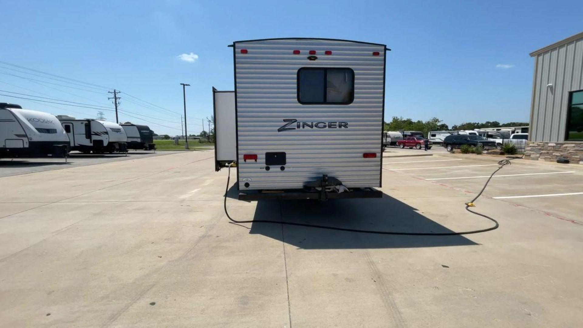 2020 KEYSTONE ZINGER 280RB (4YDT28023LS) , located at 4319 N Main Street, Cleburne, TX, 76033, (817) 221-0660, 32.435829, -97.384178 - Photo#8