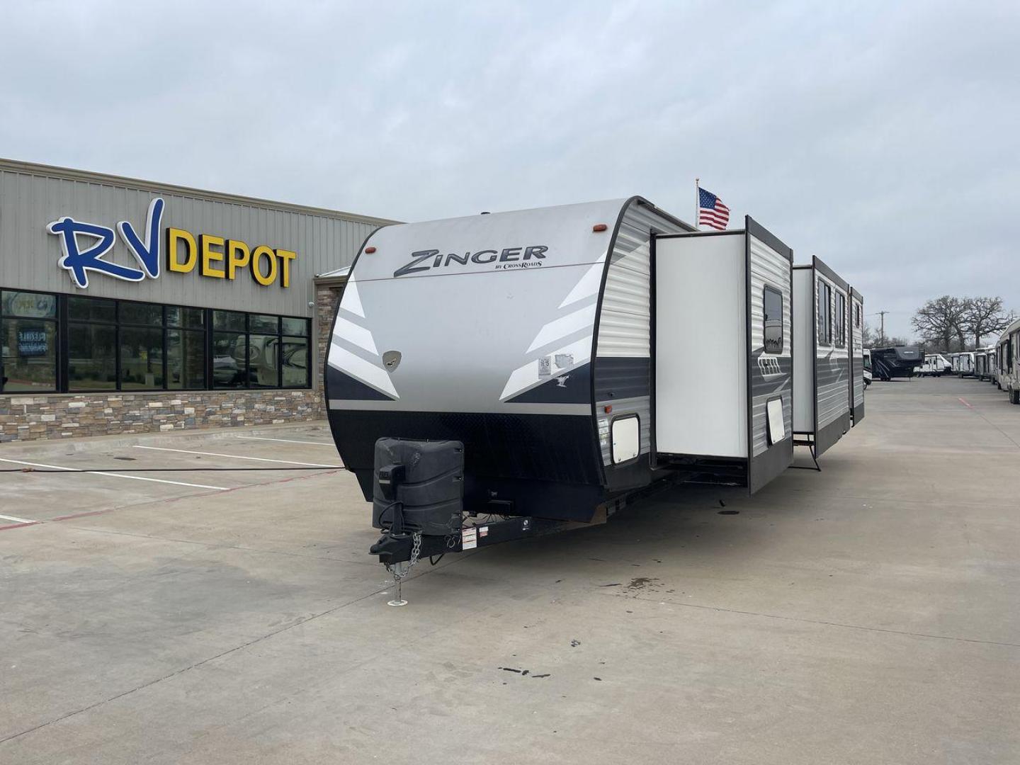 2020 KEYSTONE ZINGER 340BH (4YDT34025LS) , located at 4319 N Main Street, Cleburne, TX, 76033, (817) 221-0660, 32.435829, -97.384178 - Photo#0