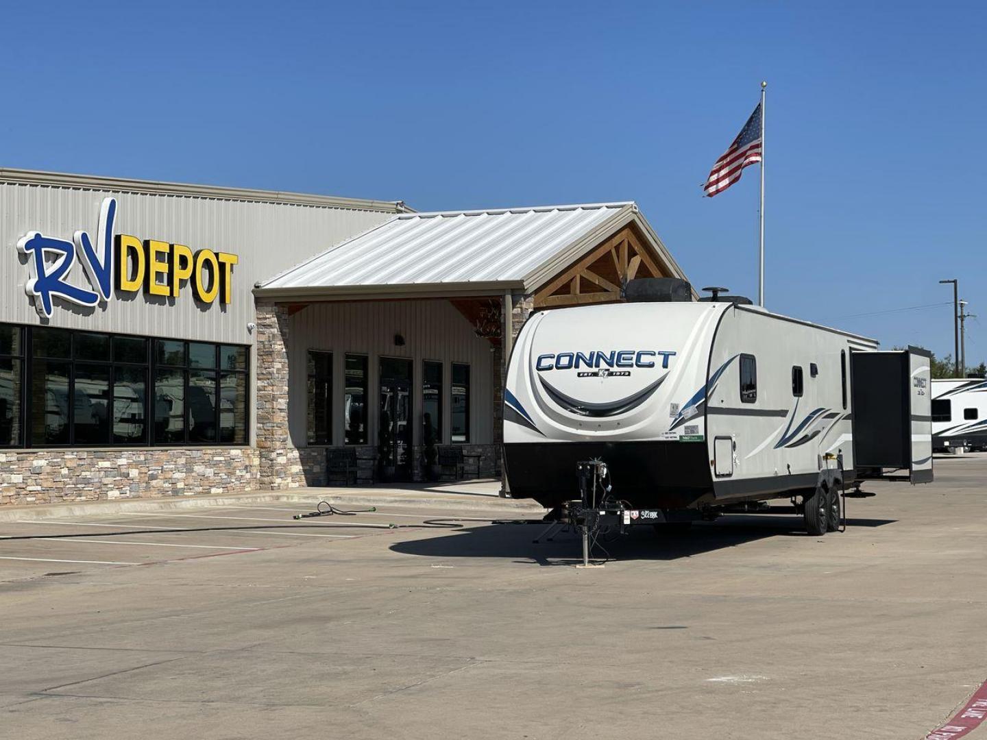 2020 KZ CONNECT 322BHK (4EZTL3221L7) , Length: 37.75 ft. | Dry Weight: 7,700 lbs. | Gross Weight: 8,800 lbs. | Slides: 2 transmission, located at 4319 N Main Street, Cleburne, TX, 76033, (817) 221-0660, 32.435829, -97.384178 - Photo#0