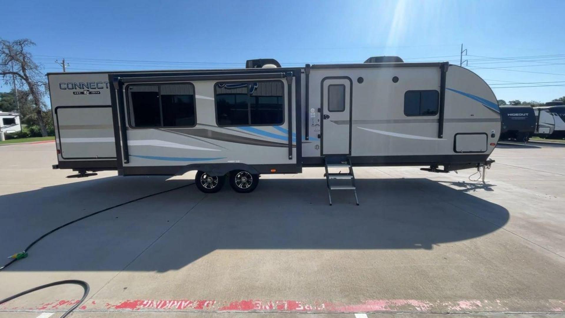 2020 KZ CONNECT 322BHK (4EZTL3221L7) , Length: 37.75 ft. | Dry Weight: 7,700 lbs. | Gross Weight: 8,800 lbs. | Slides: 2 transmission, located at 4319 N Main Street, Cleburne, TX, 76033, (817) 221-0660, 32.435829, -97.384178 - Photo#2