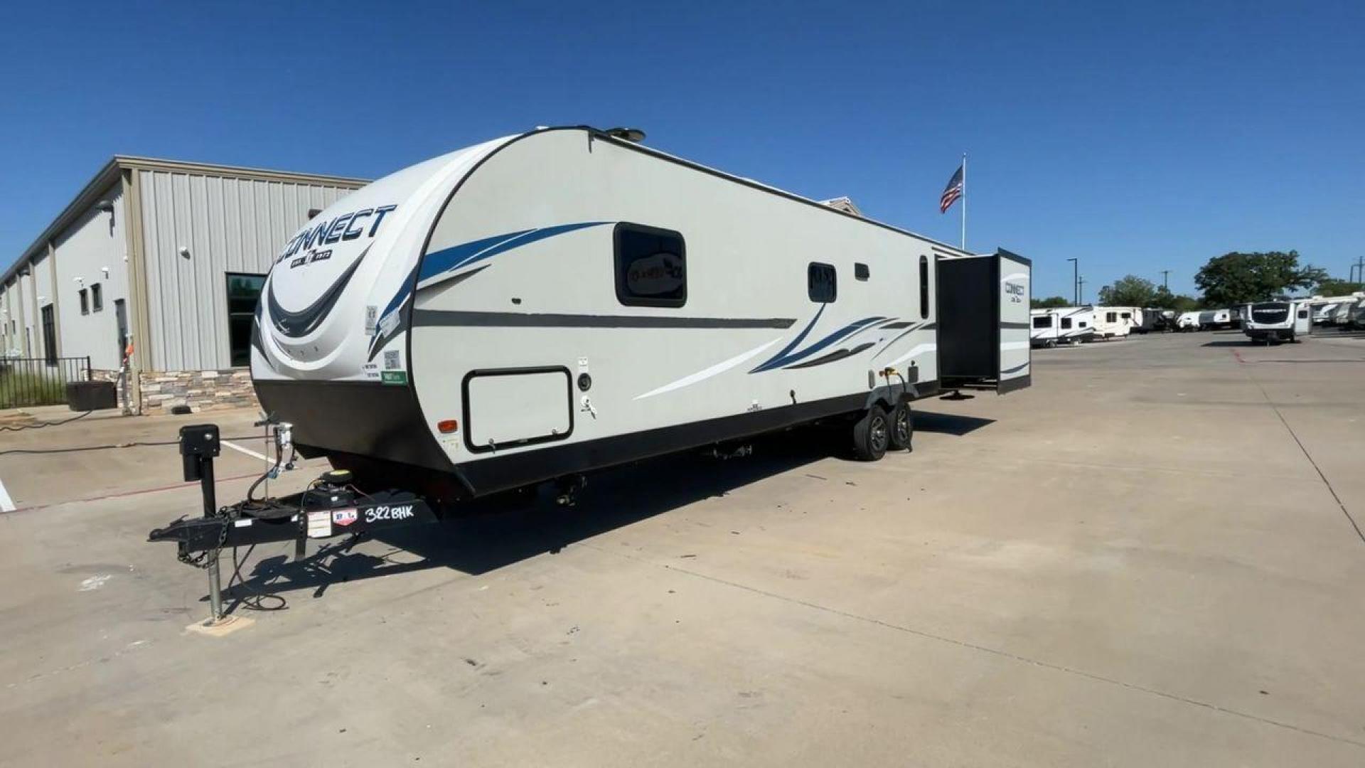 2020 KZ CONNECT 322BHK (4EZTL3221L7) , Length: 37.75 ft. | Dry Weight: 7,700 lbs. | Gross Weight: 8,800 lbs. | Slides: 2 transmission, located at 4319 N Main Street, Cleburne, TX, 76033, (817) 221-0660, 32.435829, -97.384178 - Photo#5