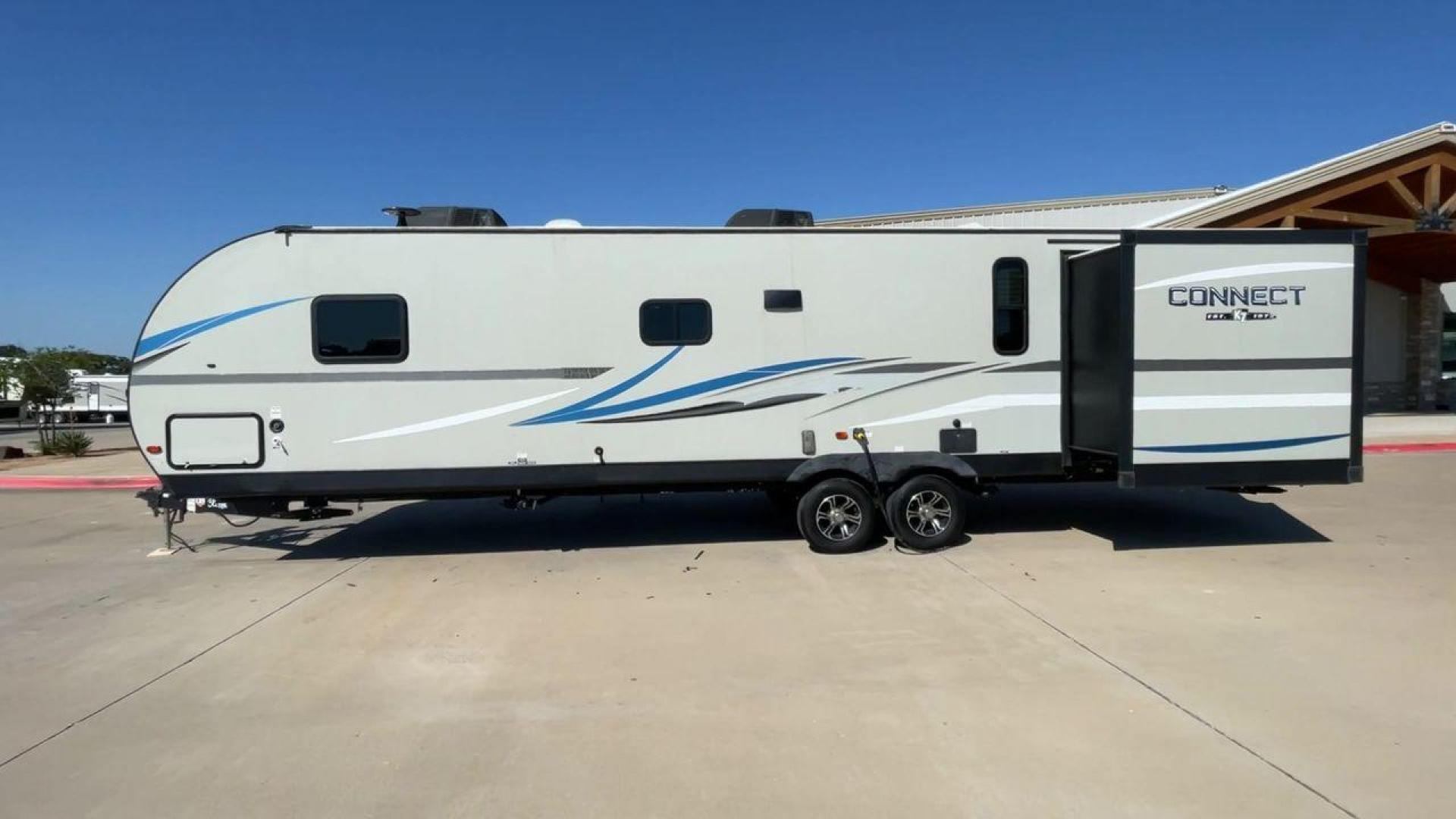 2020 KZ CONNECT 322BHK (4EZTL3221L7) , Length: 37.75 ft. | Dry Weight: 7,700 lbs. | Gross Weight: 8,800 lbs. | Slides: 2 transmission, located at 4319 N Main Street, Cleburne, TX, 76033, (817) 221-0660, 32.435829, -97.384178 - Photo#6