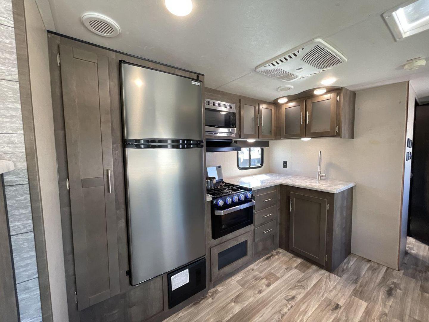 2020 KZ CONNECT 322BHK (4EZTL3221L7) , Length: 37.75 ft. | Dry Weight: 7,700 lbs. | Gross Weight: 8,800 lbs. | Slides: 2 transmission, located at 4319 N Main Street, Cleburne, TX, 76033, (817) 221-0660, 32.435829, -97.384178 - Photo#12