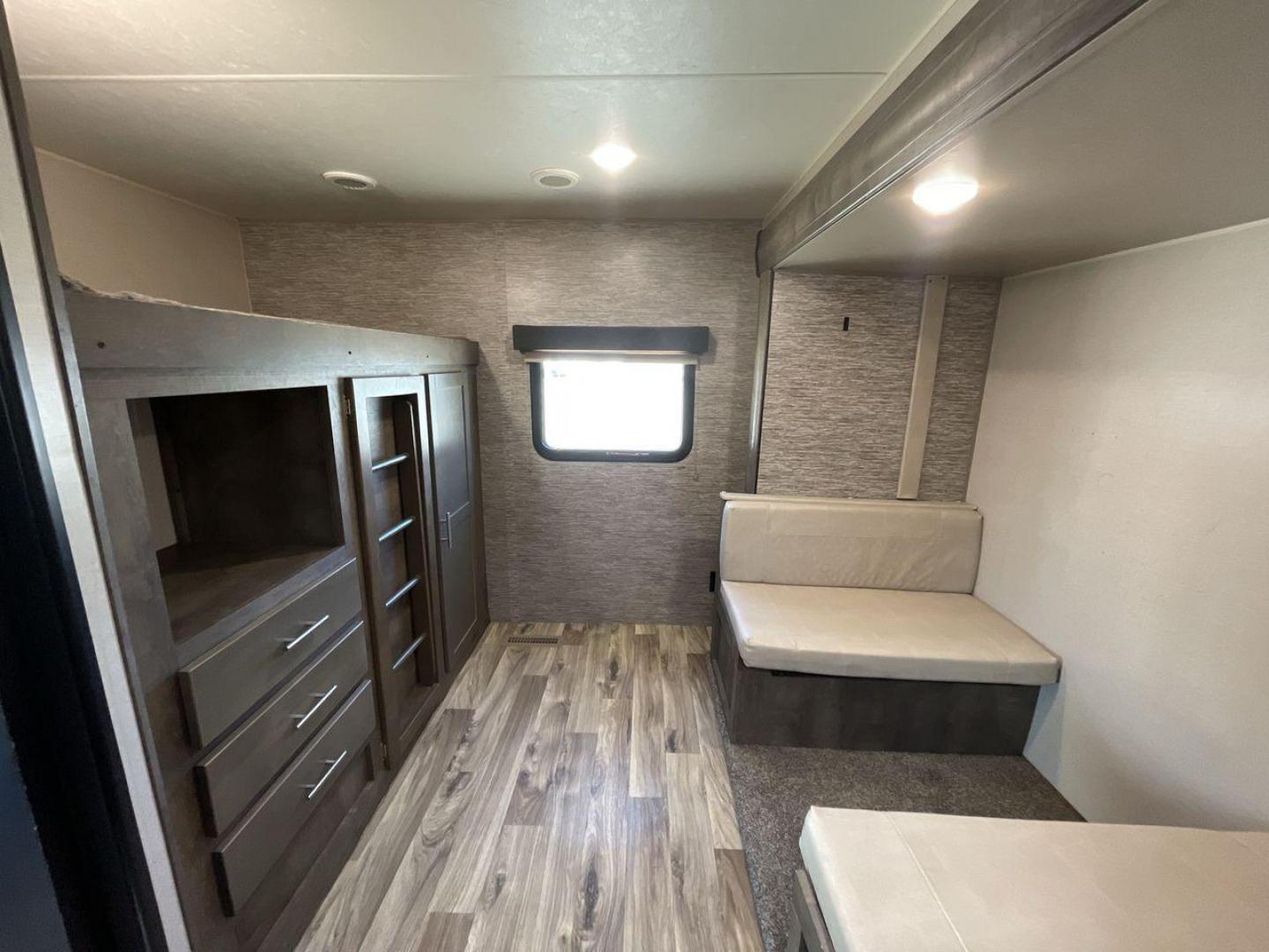 2020 KZ CONNECT 322BHK (4EZTL3221L7) , Length: 37.75 ft. | Dry Weight: 7,700 lbs. | Gross Weight: 8,800 lbs. | Slides: 2 transmission, located at 4319 N Main Street, Cleburne, TX, 76033, (817) 221-0660, 32.435829, -97.384178 - Photo#18