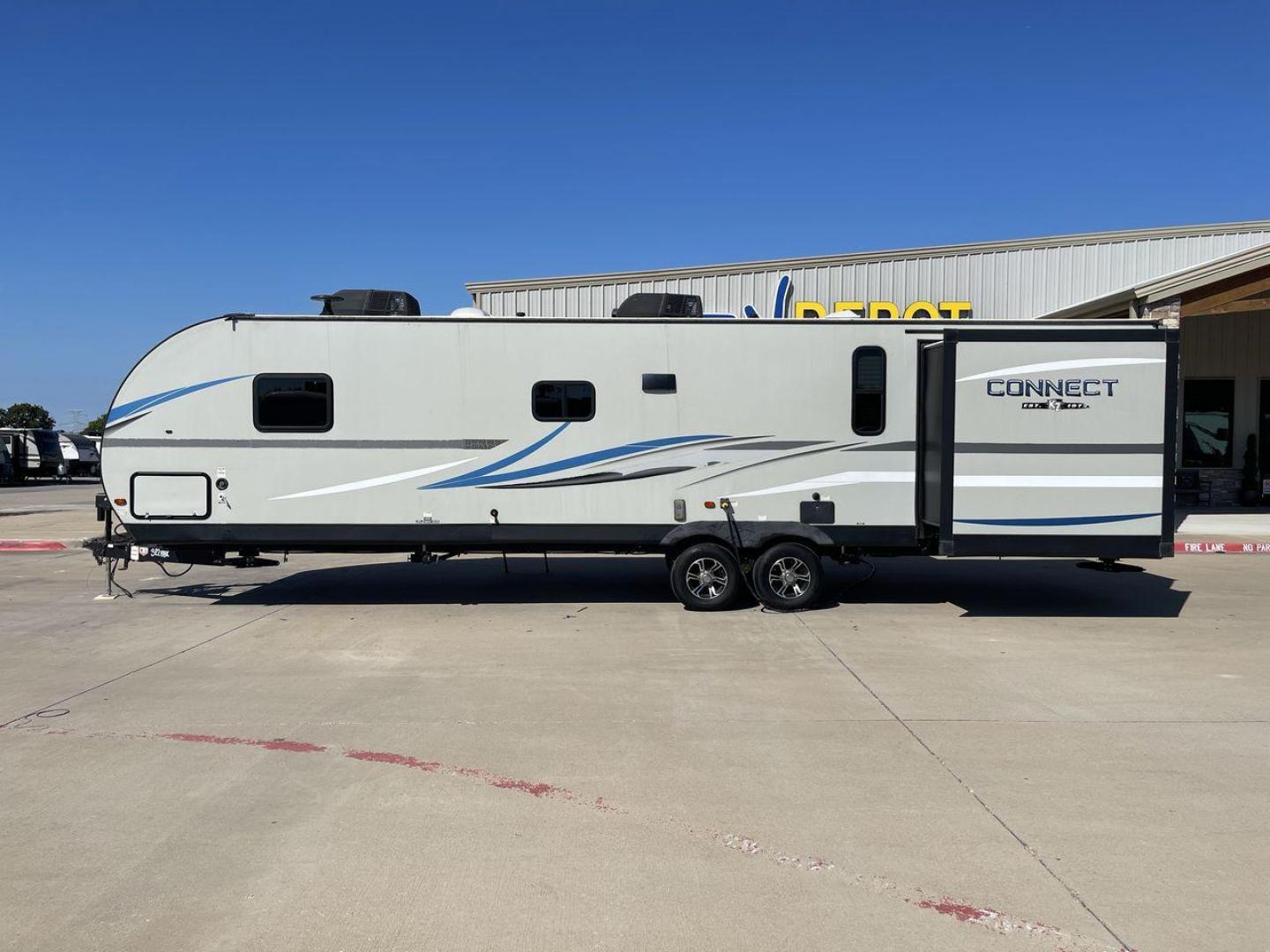 2020 KZ CONNECT 322BHK (4EZTL3221L7) , Length: 37.75 ft. | Dry Weight: 7,700 lbs. | Gross Weight: 8,800 lbs. | Slides: 2 transmission, located at 4319 N Main Street, Cleburne, TX, 76033, (817) 221-0660, 32.435829, -97.384178 - Photo#23