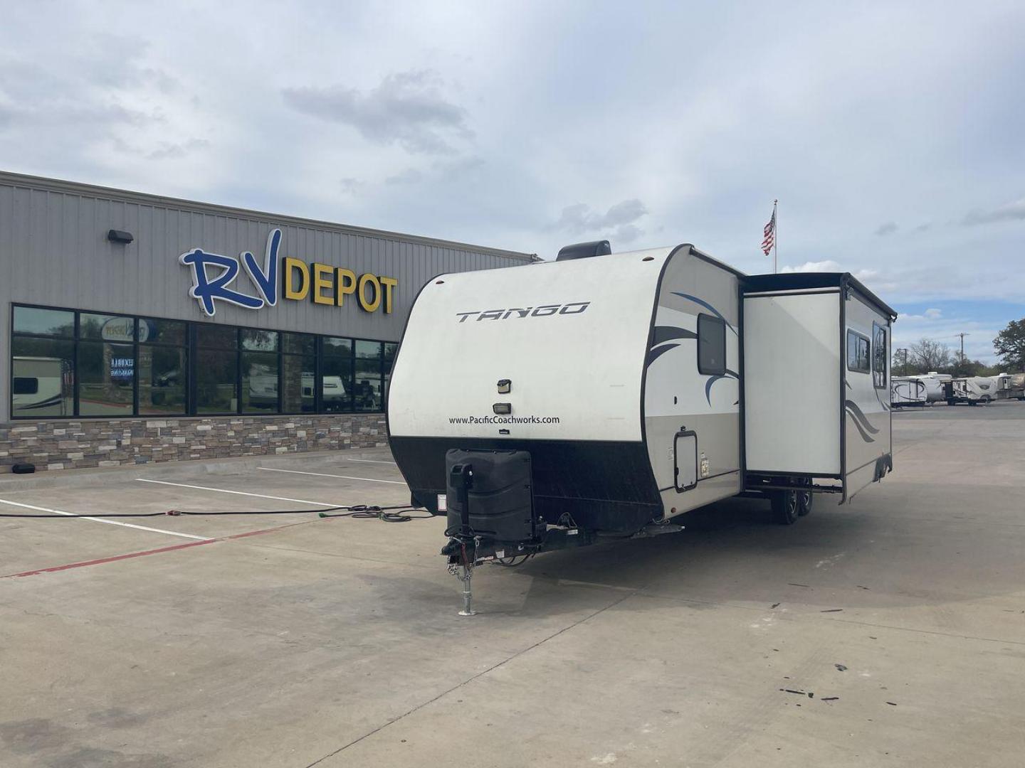 2020 PACIFIC COACHWORKS TANGO 279QQBH (5UYVS3228LR) , Length: 32 ft | Slides: 1 transmission, located at 4319 N Main Street, Cleburne, TX, 76033, (817) 221-0660, 32.435829, -97.384178 - Experience unparalleled comfort and convenience with the 2020 Pacific Coachworks Tango 279QQBH, perfect for all your travel adventures. Featuring a generous length of 32 feet and a convenient slideout, this travel trailer provides plenty of room for your loved ones to unwind and savor the adventure. - Photo#0