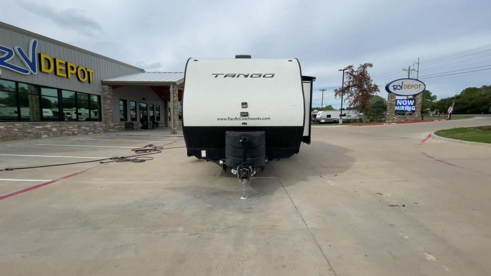 2020 PACIFIC COACHWORKS TANGO 279QQBH (5UYVS3228LR) , Length: 32 ft | Slides: 1 transmission, located at 4319 N Main Street, Cleburne, TX, 76033, (817) 221-0660, 32.435829, -97.384178 - Experience unparalleled comfort and convenience with the 2020 Pacific Coachworks Tango 279QQBH, perfect for all your travel adventures. Featuring a generous length of 32 feet and a convenient slideout, this travel trailer provides plenty of room for your loved ones to unwind and savor the adventure. - Photo#4