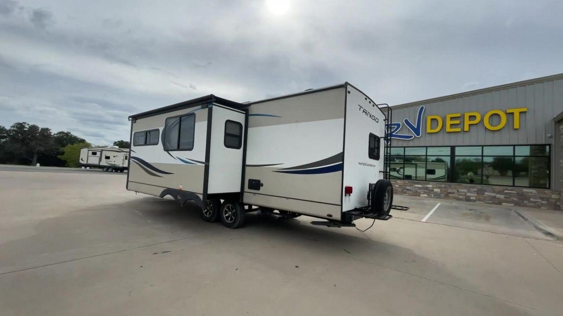 2020 PACIFIC COACHWORKS TANGO 279QQBH (5UYVS3228LR) , Length: 32 ft | Slides: 1 transmission, located at 4319 N Main Street, Cleburne, TX, 76033, (817) 221-0660, 32.435829, -97.384178 - Experience unparalleled comfort and convenience with the 2020 Pacific Coachworks Tango 279QQBH, perfect for all your travel adventures. Featuring a generous length of 32 feet and a convenient slideout, this travel trailer provides plenty of room for your loved ones to unwind and savor the adventure. - Photo#7