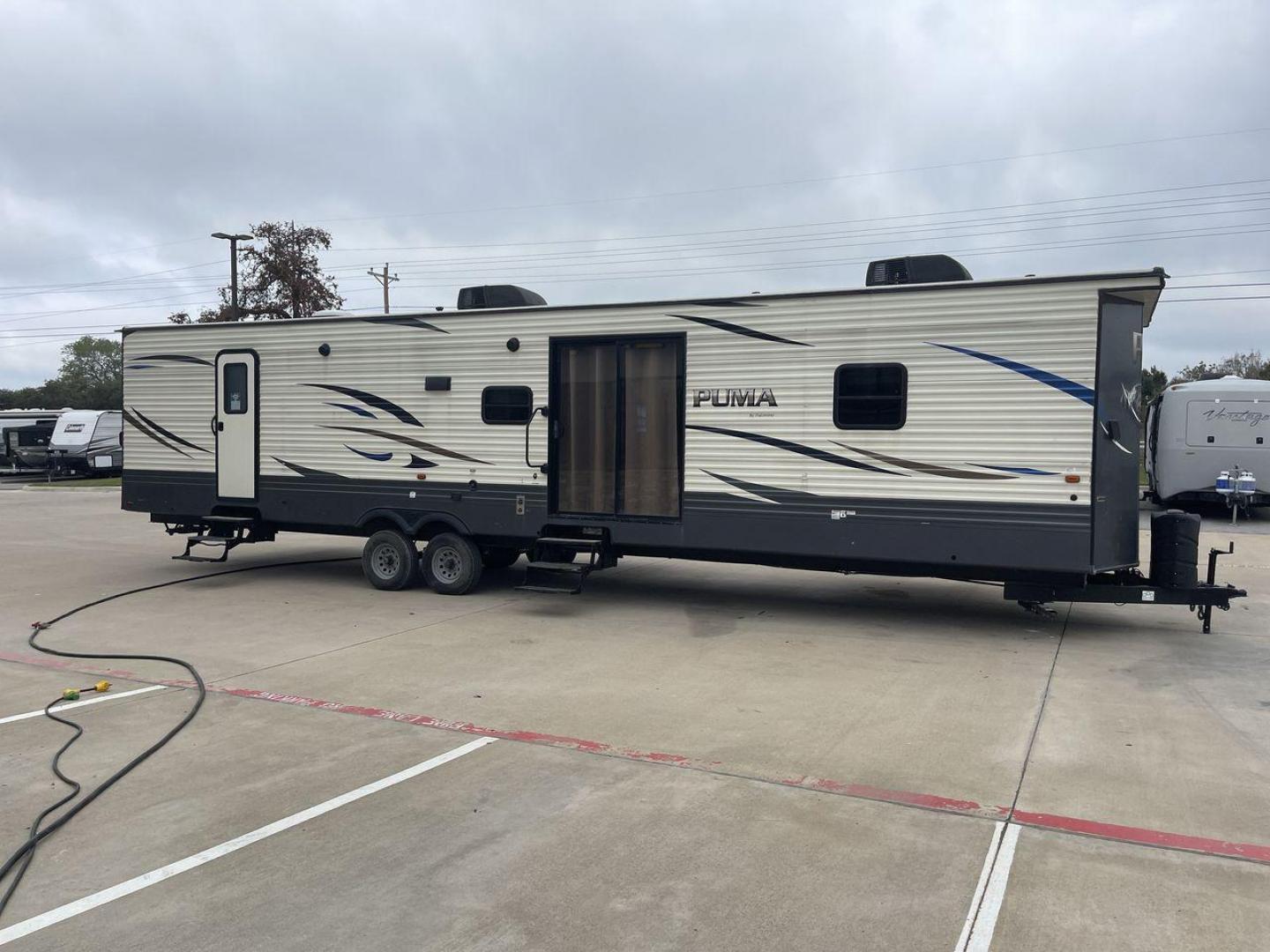 2020 PUMA 38DBS - (4X4TPUP26LP) , located at 4319 N Main Street, Cleburne, TX, 76033, (817) 221-0660, 32.435829, -97.384178 - Are you looking for a spacious and comfortable travel trailer bunk house to explore the local driving highlights around Cleburne, TX? Look no further than this 2020 PUMA 38DBS, available for sale at RV Depot in Cleburne, TX. With its impressive features and affordable price of $38,995, this travel t - Photo#22