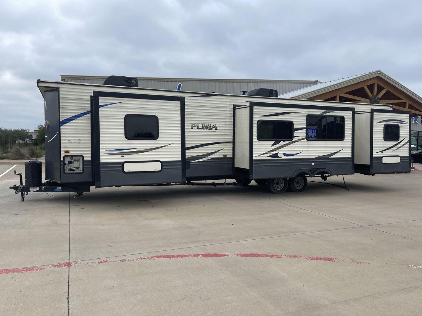 2020 PUMA 38DBS - (4X4TPUP26LP) , located at 4319 N Main Street, Cleburne, TX, 76033, (817) 221-0660, 32.435829, -97.384178 - Are you looking for a spacious and comfortable travel trailer bunk house to explore the local driving highlights around Cleburne, TX? Look no further than this 2020 PUMA 38DBS, available for sale at RV Depot in Cleburne, TX. With its impressive features and affordable price of $38,995, this travel t - Photo#23