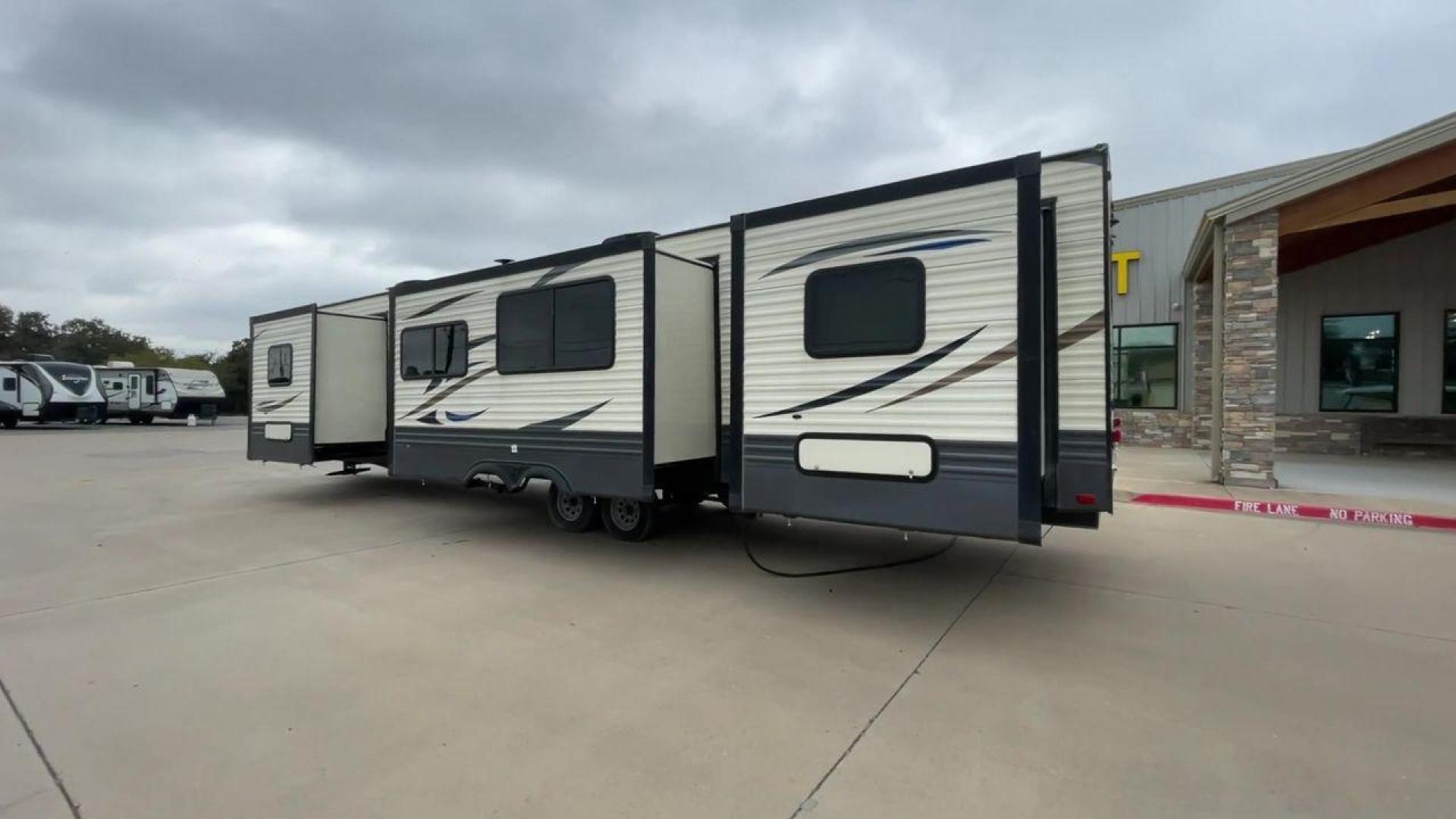 2020 PUMA 38DBS - (4X4TPUP26LP) , located at 4319 N Main Street, Cleburne, TX, 76033, (817) 221-0660, 32.435829, -97.384178 - Are you looking for a spacious and comfortable travel trailer bunk house to explore the local driving highlights around Cleburne, TX? Look no further than this 2020 PUMA 38DBS, available for sale at RV Depot in Cleburne, TX. With its impressive features and affordable price of $38,995, this travel t - Photo#7