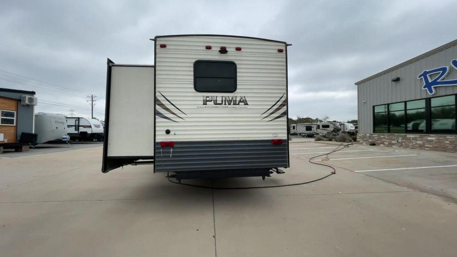 2020 PUMA 38DBS - (4X4TPUP26LP) , located at 4319 N Main Street, Cleburne, TX, 76033, (817) 221-0660, 32.435829, -97.384178 - Are you looking for a spacious and comfortable travel trailer bunk house to explore the local driving highlights around Cleburne, TX? Look no further than this 2020 PUMA 38DBS, available for sale at RV Depot in Cleburne, TX. With its impressive features and affordable price of $38,995, this travel t - Photo#8