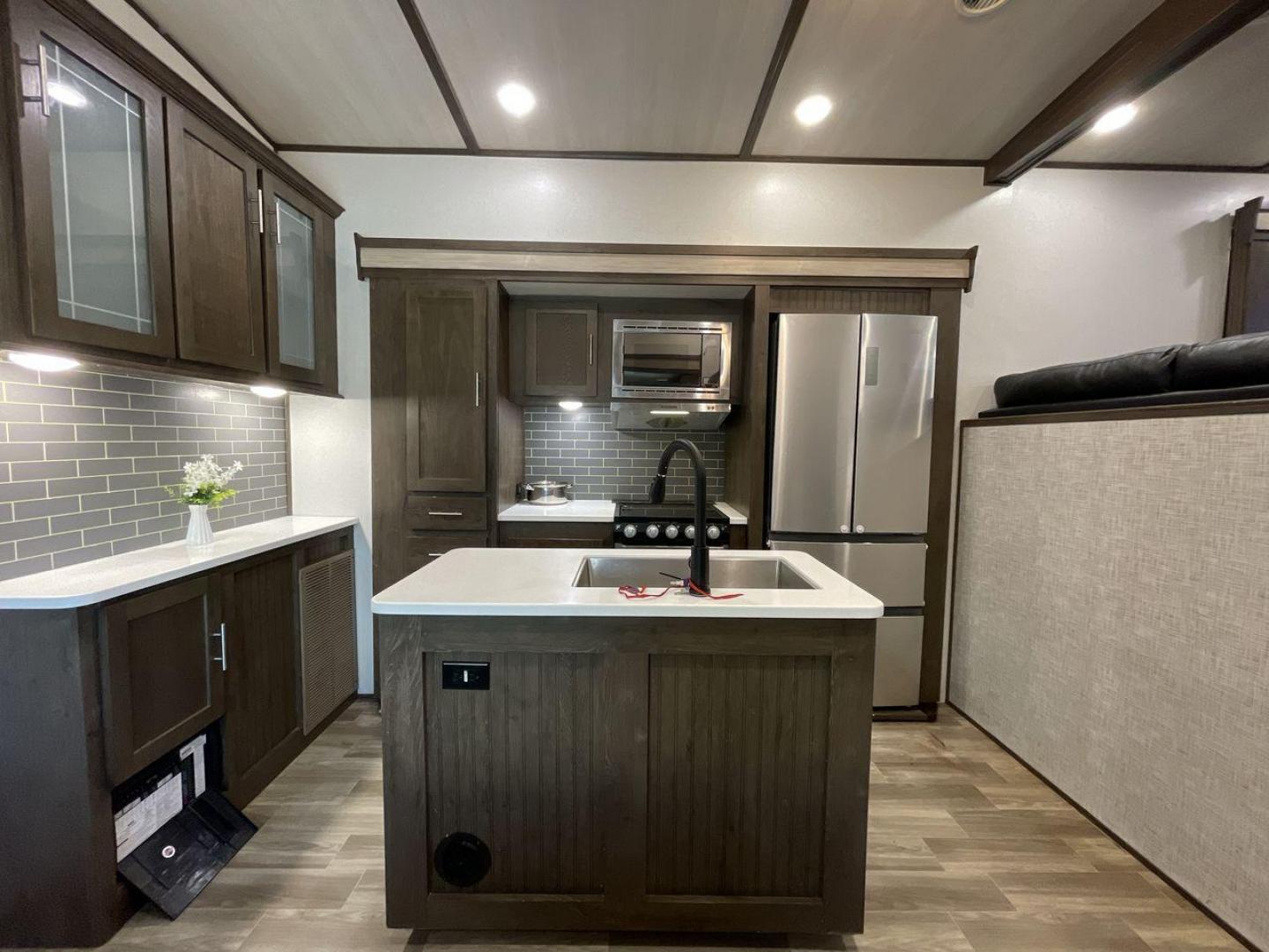 2020 WHITE SALEM HEMISPHERE GLX378FL - (4X4FSBP23LV) , Length: 43.42 ft. | Dry Weight: 11,589 lbs. | Slides: 5 transmission, located at 4319 N Main Street, Cleburne, TX, 76033, (817) 221-0660, 32.435829, -97.384178 - The 2020 Salem Hemisphere GLX378F is a luxurious fifth wheel that stands out with its expansive design and premium features. With an impressive length of 43 feet and five slides, this model ensures a spacious and inviting living space that redefines the concept of comfort on the road. The dual entry - Photo#10