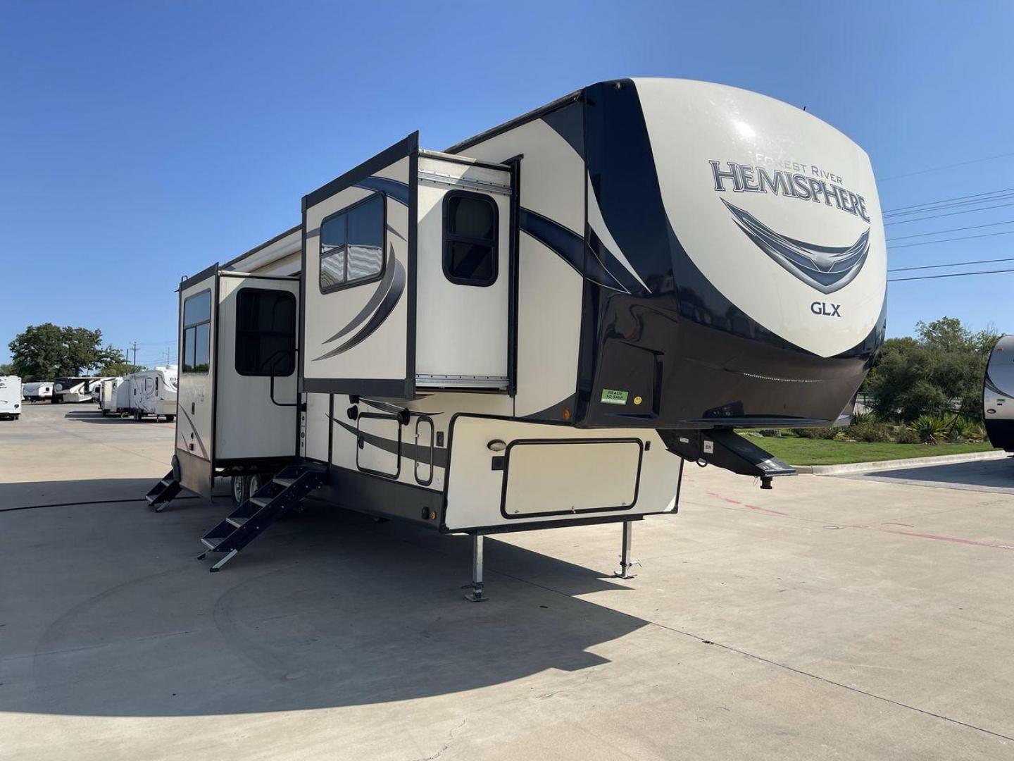 2020 WHITE SALEM HEMISPHERE GLX378FL - (4X4FSBP23LV) , Length: 43.42 ft. | Dry Weight: 11,589 lbs. | Slides: 5 transmission, located at 4319 N Main Street, Cleburne, TX, 76033, (817) 221-0660, 32.435829, -97.384178 - The 2020 Salem Hemisphere GLX378F is a luxurious fifth wheel that stands out with its expansive design and premium features. With an impressive length of 43 feet and five slides, this model ensures a spacious and inviting living space that redefines the concept of comfort on the road. The dual entry - Photo#23