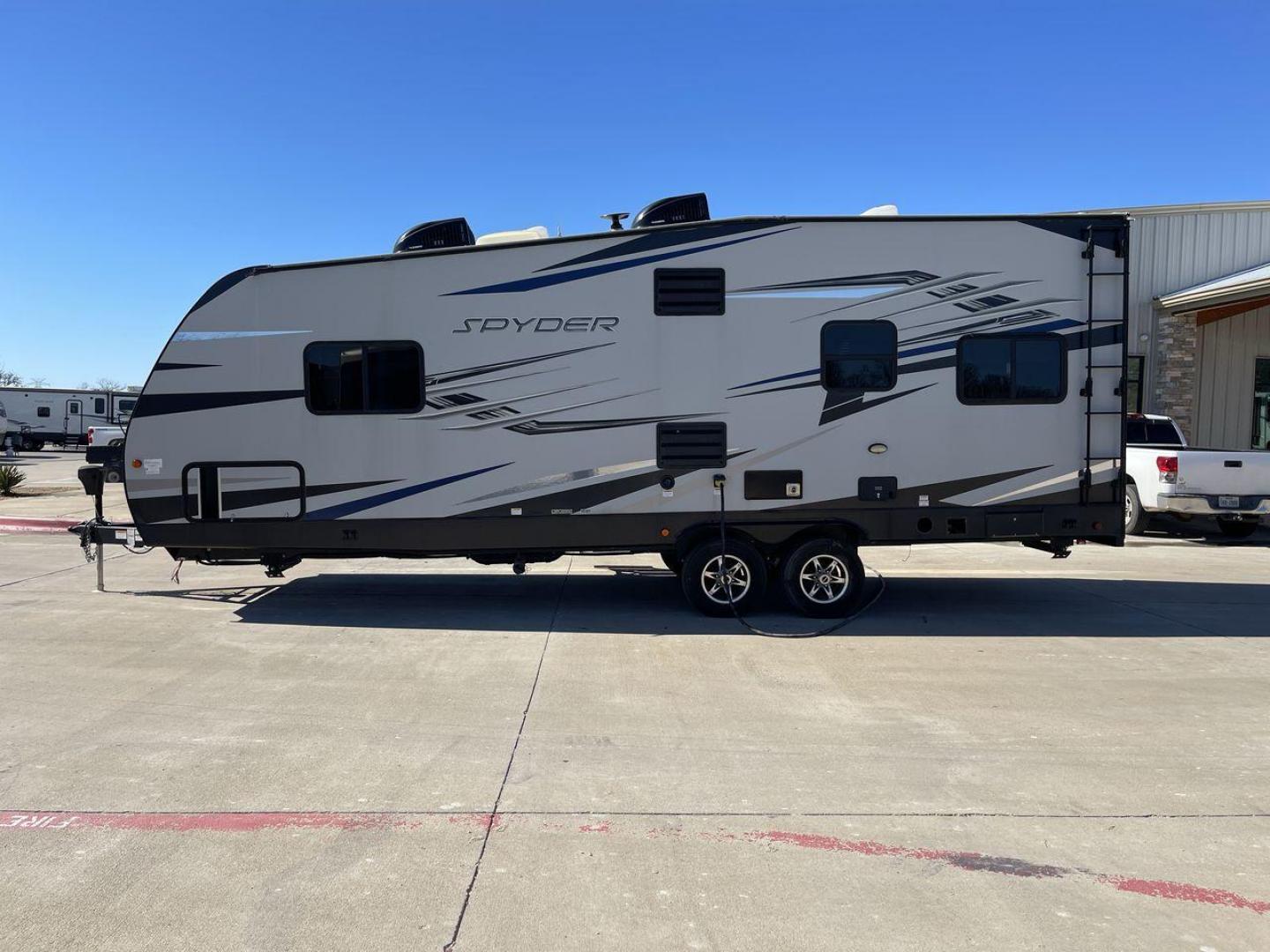 2020 WHITE WINNEBAGO SPYDER 23FB (54CUS1T21L4) , Length: 30.33 ft. | Dry Weight: 7,300 lbs. | Gross Weight: 11,300 lbs. | Slides: 0 transmission, located at 4319 N Main Street, Cleburne, TX, 76033, (817) 221-0660, 32.435829, -97.384178 - With a length of 30 feet and a dry weight of 7,300 lbs, the 2020 Winnebago Spyder 23FB strikes the perfect balance between spaciousness and towing ease. Constructed with a durable aluminum body frame and fiberglass sidewalls, it offers exceptional durability and longevity on the road, ensuring that - Photo#20