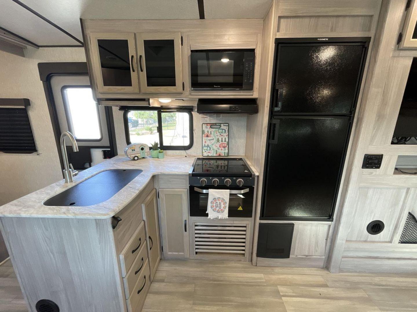 2021 COACHMEN SPIRIT 2963BH (5ZT2SBVBXMS) , Length: 33.92 ft. | Dry Weight: 6,408 lbs. | Slides: 1 transmission, located at 4319 N Main Street, Cleburne, TX, 76033, (817) 221-0660, 32.435829, -97.384178 - Photo#9