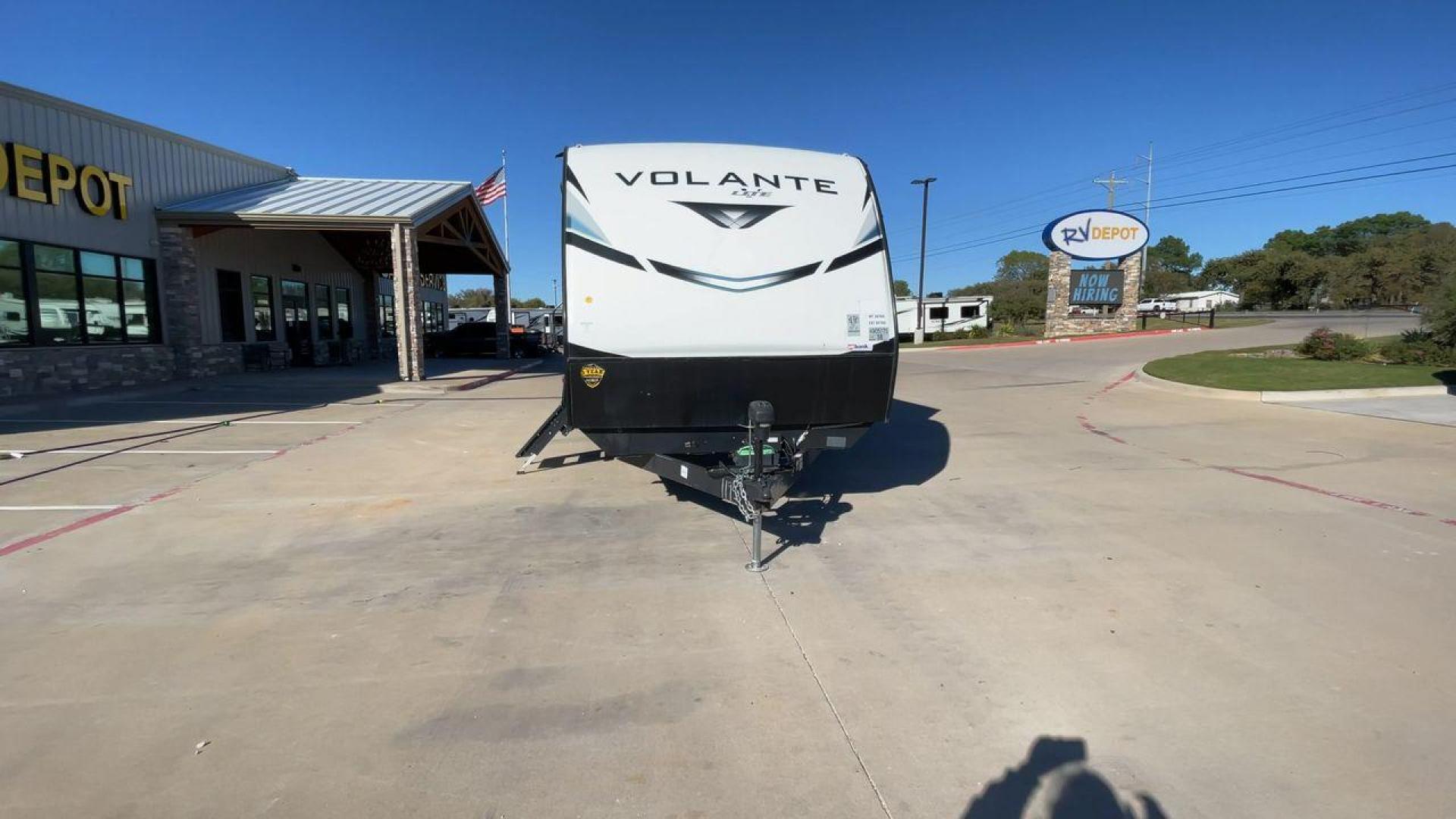 2021 CROSSROADS VOLANTE 32FB (4YDT32F21M6) , Length: 35.92 ft. | Dry Weight: 7,578 lbs. | Gross Weight: 9,810 lbs. | Slides: 2 transmission, located at 4319 N Main Street, Cleburne, TX, 76033, (817) 221-0660, 32.435829, -97.384178 - Photo#4