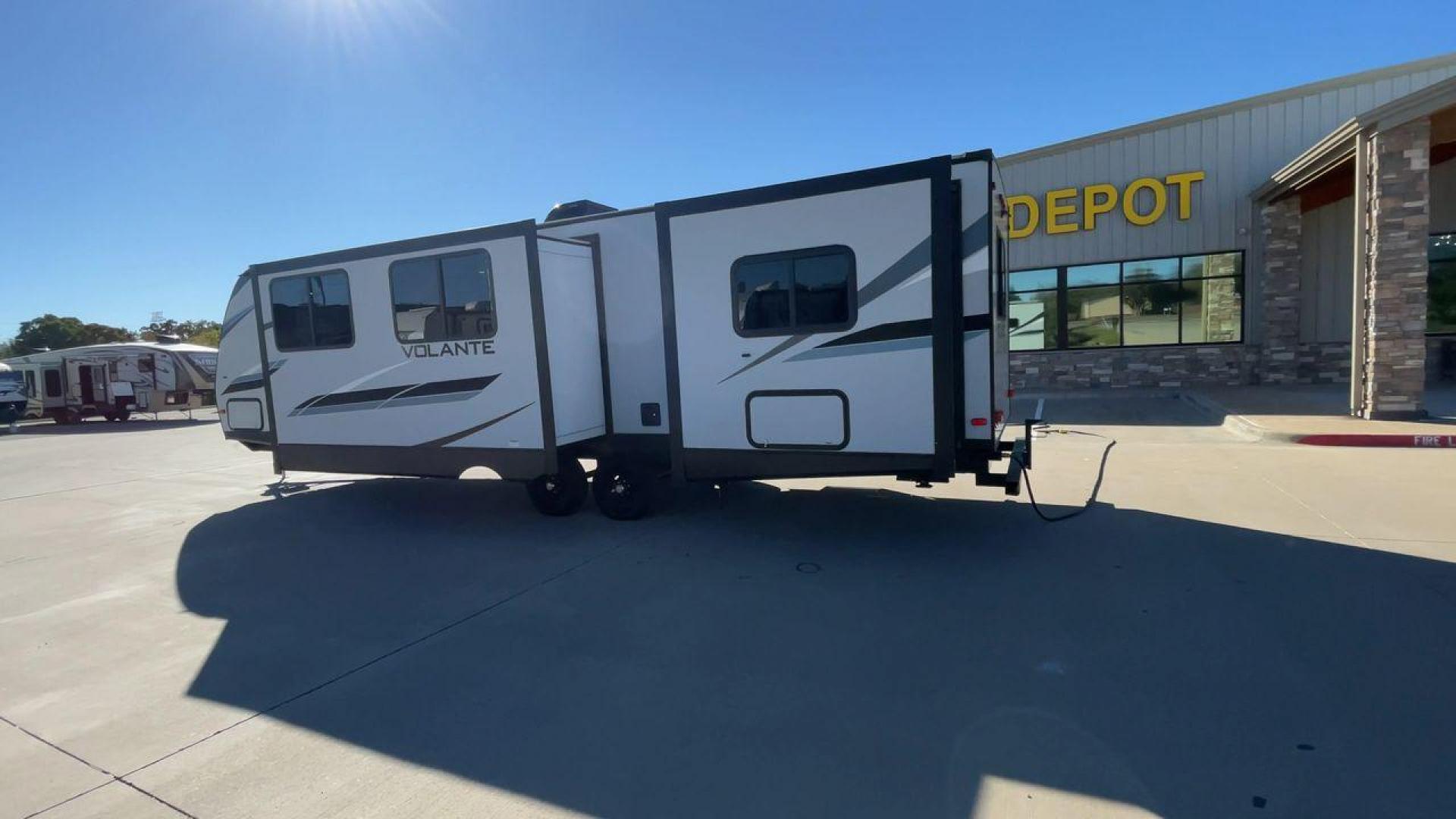 2021 CROSSROADS VOLANTE 32FB (4YDT32F21M6) , Length: 35.92 ft. | Dry Weight: 7,578 lbs. | Gross Weight: 9,810 lbs. | Slides: 2 transmission, located at 4319 N Main Street, Cleburne, TX, 76033, (817) 221-0660, 32.435829, -97.384178 - Photo#7