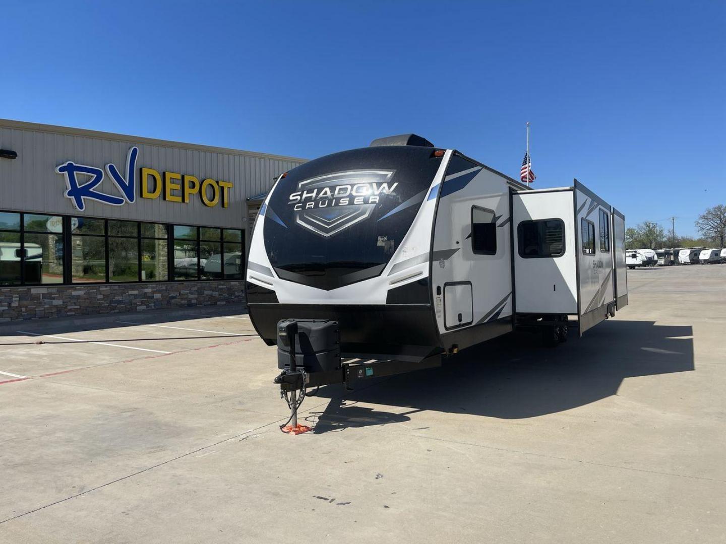 2021 CRUISER SHADOW CRUISER 325BH (5RXDB3624M1) , located at 4319 N Main Street, Cleburne, TX, 76033, (817) 221-0660, 32.435829, -97.384178 - Photo#0