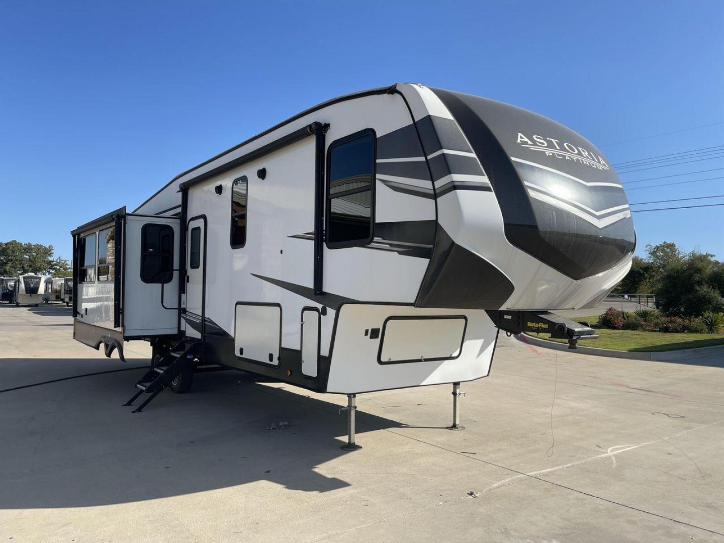 2021 DUTCHMEN ASTORIA 3173RLP (4YDF31727MM) , Length: 35.92 ft. | Dry Weight: 9,959 lbs. | Slides: 3 transmission, located at 4319 N Main Street, Cleburne, TX, 76033, (817) 221-0660, 32.435829, -97.384178 - Photo#23