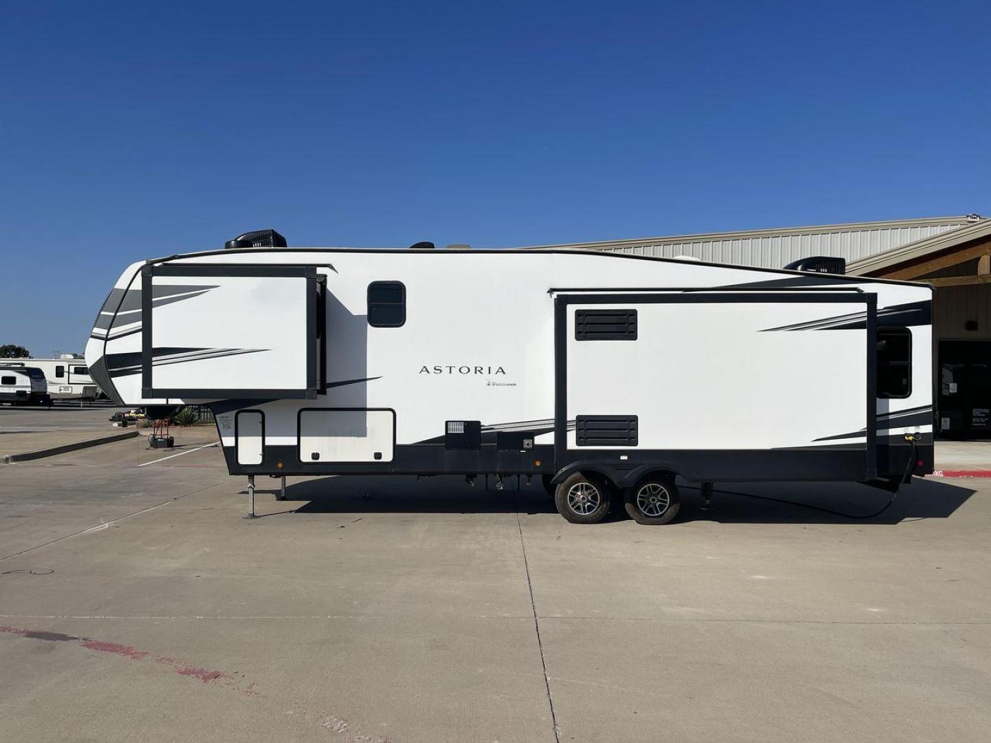 2021 DUTCHMEN ASTORIA 3173RLP (4YDF31727MM) , Length: 35.92 ft. | Dry Weight: 9,959 lbs. | Slides: 3 transmission, located at 4319 N Main Street, Cleburne, TX, 76033, (817) 221-0660, 32.435829, -97.384178 - Photo#24