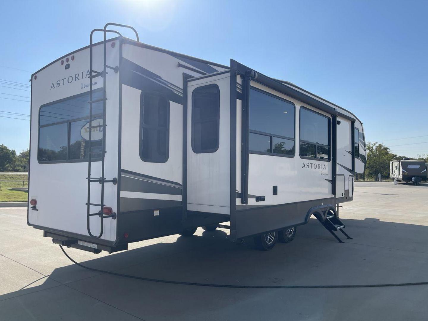 2021 DUTCHMEN ASTORIA 3173RLP (4YDF31727MM) , Length: 35.92 ft. | Dry Weight: 9,959 lbs. | Slides: 3 transmission, located at 4319 N Main Street, Cleburne, TX, 76033, (817) 221-0660, 32.435829, -97.384178 - Photo#25