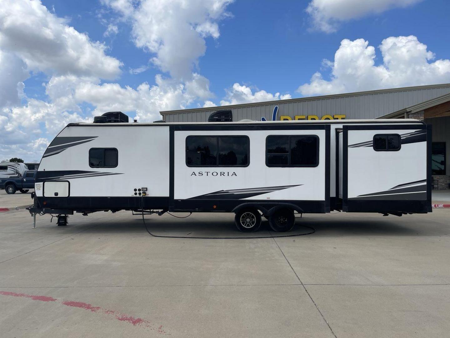 2021 DUTCHMEN ASTORIA 3202BH (4YDT32021MM) , Length: 36.83 ft. | Dry Weight: 7,724 lbs. | Slides: 2 transmission, located at 4319 N Main Street, Cleburne, TX, 76033, (817) 221-0660, 32.435829, -97.384178 - Photo#24