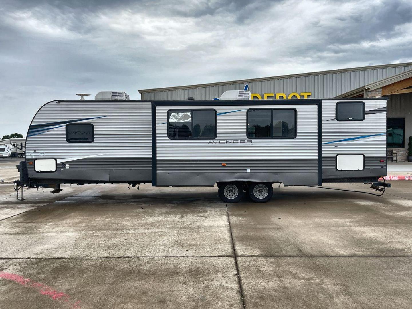 2021 FOREST RIVER AVENGER 29QBS (5ZT2AVUB0MB) , Length: 36.92 ft. | Dry Weight: 7,030 lbs. | Slides: 1 transmission, located at 4319 N Main Street, Cleburne, TX, 76033, (817) 221-0660, 32.435829, -97.384178 - The 2021 Forest River Avenger 29QBS presents a sleek and practical exterior designed to support comfortable travel and outdoor convenience. Measuring 36.92 feet in length and equipped with a single slide, this model offers a spacious interior while maintaining an efficient profile. With a dry weight - Photo#23