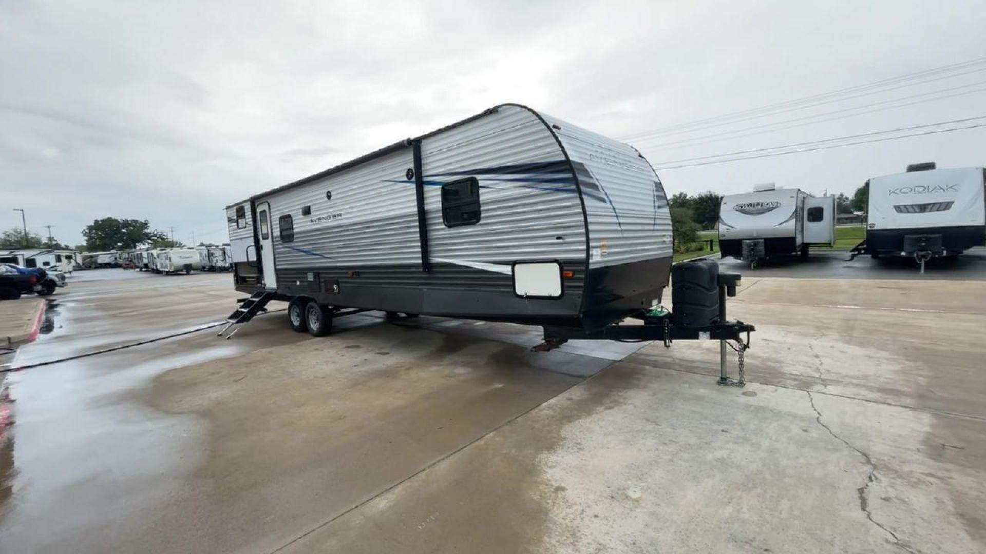 2021 FOREST RIVER AVENGER 29QBS (5ZT2AVUB0MB) , Length: 36.92 ft. | Dry Weight: 7,030 lbs. | Slides: 1 transmission, located at 4319 N Main Street, Cleburne, TX, 76033, (817) 221-0660, 32.435829, -97.384178 - The 2021 Forest River Avenger 29QBS presents a sleek and practical exterior designed to support comfortable travel and outdoor convenience. Measuring 36.92 feet in length and equipped with a single slide, this model offers a spacious interior while maintaining an efficient profile. With a dry weight - Photo#3