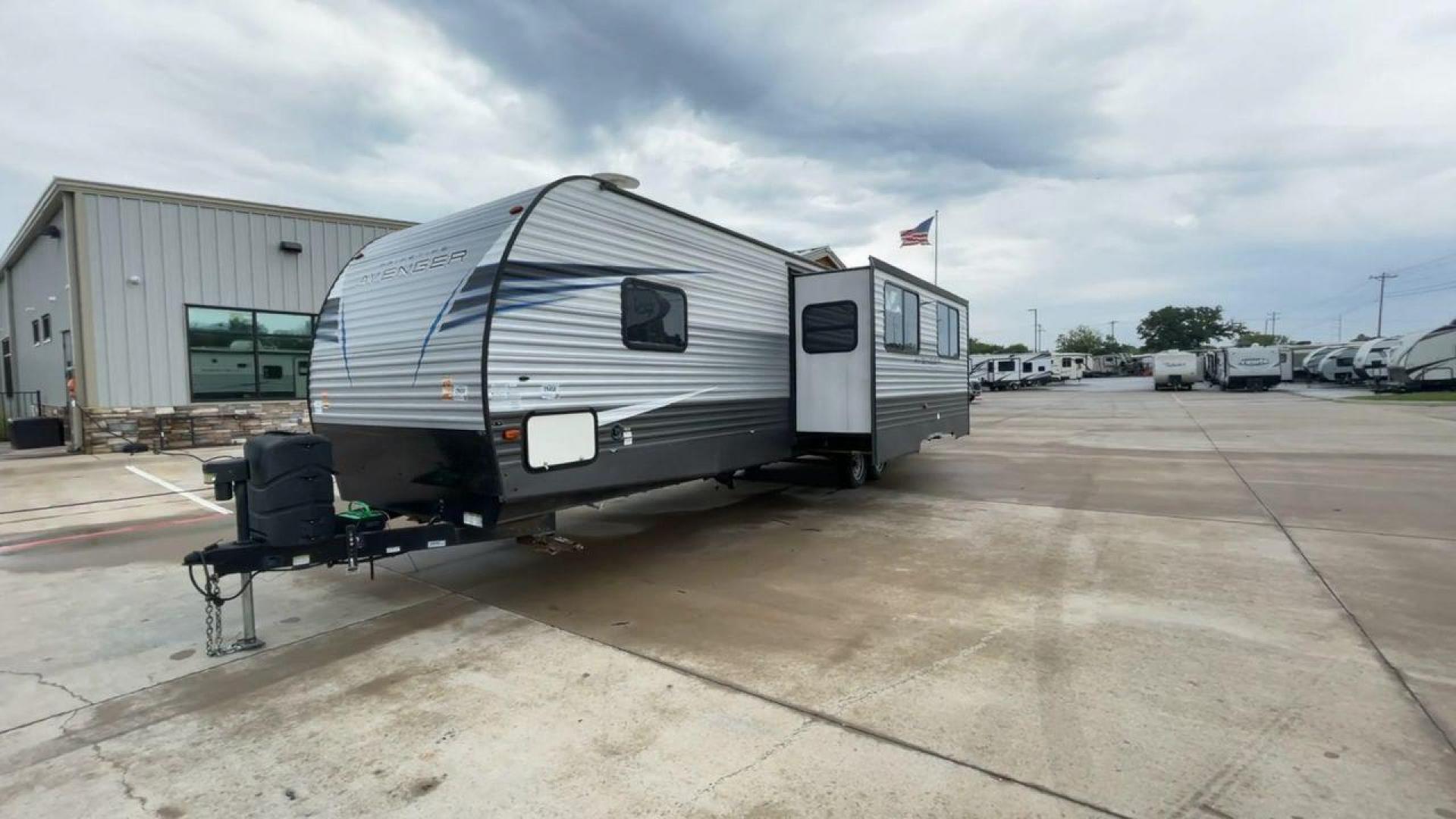 2021 FOREST RIVER AVENGER 29QBS (5ZT2AVUB0MB) , Length: 36.92 ft. | Dry Weight: 7,030 lbs. | Slides: 1 transmission, located at 4319 N Main Street, Cleburne, TX, 76033, (817) 221-0660, 32.435829, -97.384178 - The 2021 Forest River Avenger 29QBS presents a sleek and practical exterior designed to support comfortable travel and outdoor convenience. Measuring 36.92 feet in length and equipped with a single slide, this model offers a spacious interior while maintaining an efficient profile. With a dry weight - Photo#5