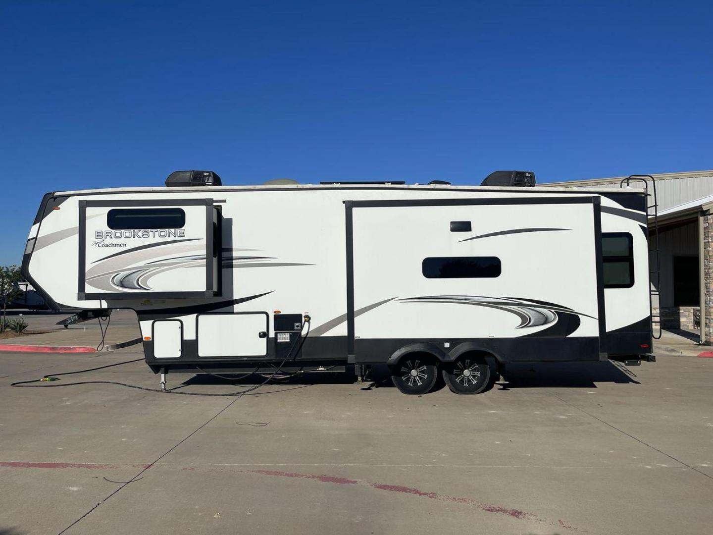 2021 FOREST RIVER BROOKSTONE 290RL (5ZT3BKUB7MA) , Length: 36.33 ft. | Dry Weight: 11,472 lbs. | Gross Weight: 14,500 lbs. | Slides: 3 transmission, located at 4319 N Main Street, Cleburne, TX, 76033, (817) 221-0660, 32.435829, -97.384178 - The 2021 Forest River Brookstone 290RL is a luxury fifth wheel designed for spacious living and comfort, ideal for long trips or full-time RVing. Measuring 36.33 feet in length and weighing 11,472 lbs dry, this model offers excellent maneuverability for a fifth wheel. The exterior features sleek, mo - Photo#24