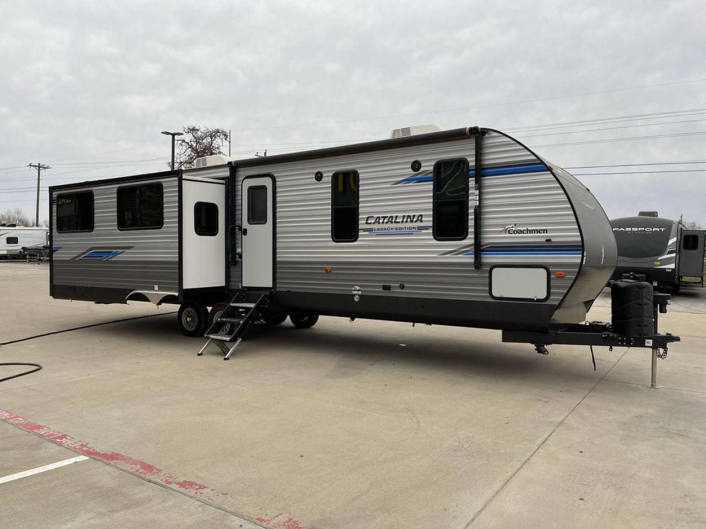 2021 FOREST RIVER CATALINA (5ZT2CAYB8MX) , Length: 36.58 ft. | Dry Weight: 8,268 lbs. | Gross Weight: 10,500 lbs. | Slides: 3 transmission, located at 4319 N Main Street, Cleburne, TX, 76033, (817) 221-0660, 32.435829, -97.384178 - This 2021 Forest River Catalina 333RETS is a triple slide travel trailer that measures 36.58 ft. in length. It has a dry weight of 8,268 lbs. and a GVWR of 10,500 lbs. Its exterior is a base color of silver with gray and blue accents. Its interior features a classic rear living layout. The back w - Photo#22