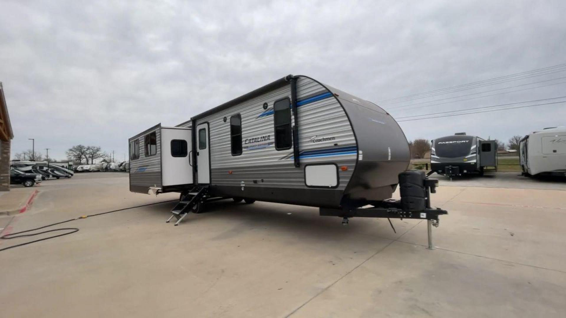 2021 FOREST RIVER CATALINA (5ZT2CAYB8MX) , Length: 36.58 ft. | Dry Weight: 8,268 lbs. | Gross Weight: 10,500 lbs. | Slides: 3 transmission, located at 4319 N Main Street, Cleburne, TX, 76033, (817) 221-0660, 32.435829, -97.384178 - This 2021 Forest River Catalina 333RETS is a triple slide travel trailer that measures 36.58 ft. in length. It has a dry weight of 8,268 lbs. and a GVWR of 10,500 lbs. Its exterior is a base color of silver with gray and blue accents. Its interior features a classic rear living layout. The back w - Photo#3