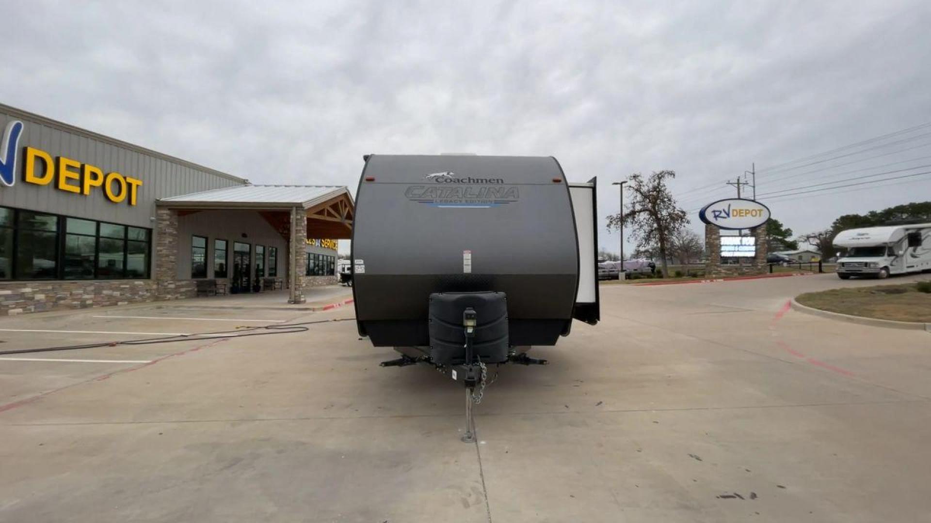 2021 FOREST RIVER CATALINA (5ZT2CAYB8MX) , Length: 36.58 ft. | Dry Weight: 8,268 lbs. | Gross Weight: 10,500 lbs. | Slides: 3 transmission, located at 4319 N Main Street, Cleburne, TX, 76033, (817) 221-0660, 32.435829, -97.384178 - This 2021 Forest River Catalina 333RETS is a triple slide travel trailer that measures 36.58 ft. in length. It has a dry weight of 8,268 lbs. and a GVWR of 10,500 lbs. Its exterior is a base color of silver with gray and blue accents. Its interior features a classic rear living layout. The back w - Photo#4