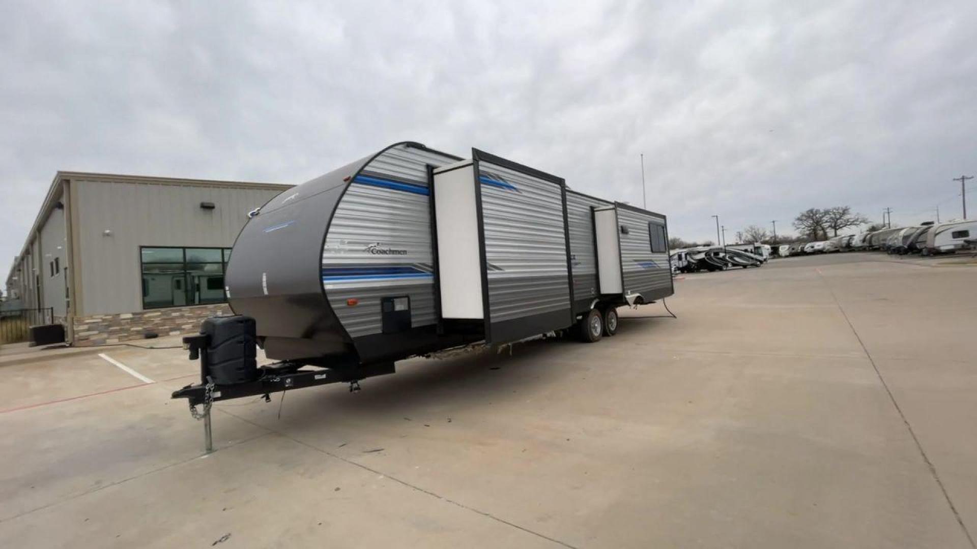 2021 FOREST RIVER CATALINA (5ZT2CAYB8MX) , Length: 36.58 ft. | Dry Weight: 8,268 lbs. | Gross Weight: 10,500 lbs. | Slides: 3 transmission, located at 4319 N Main Street, Cleburne, TX, 76033, (817) 221-0660, 32.435829, -97.384178 - This 2021 Forest River Catalina 333RETS is a triple slide travel trailer that measures 36.58 ft. in length. It has a dry weight of 8,268 lbs. and a GVWR of 10,500 lbs. Its exterior is a base color of silver with gray and blue accents. Its interior features a classic rear living layout. The back w - Photo#5