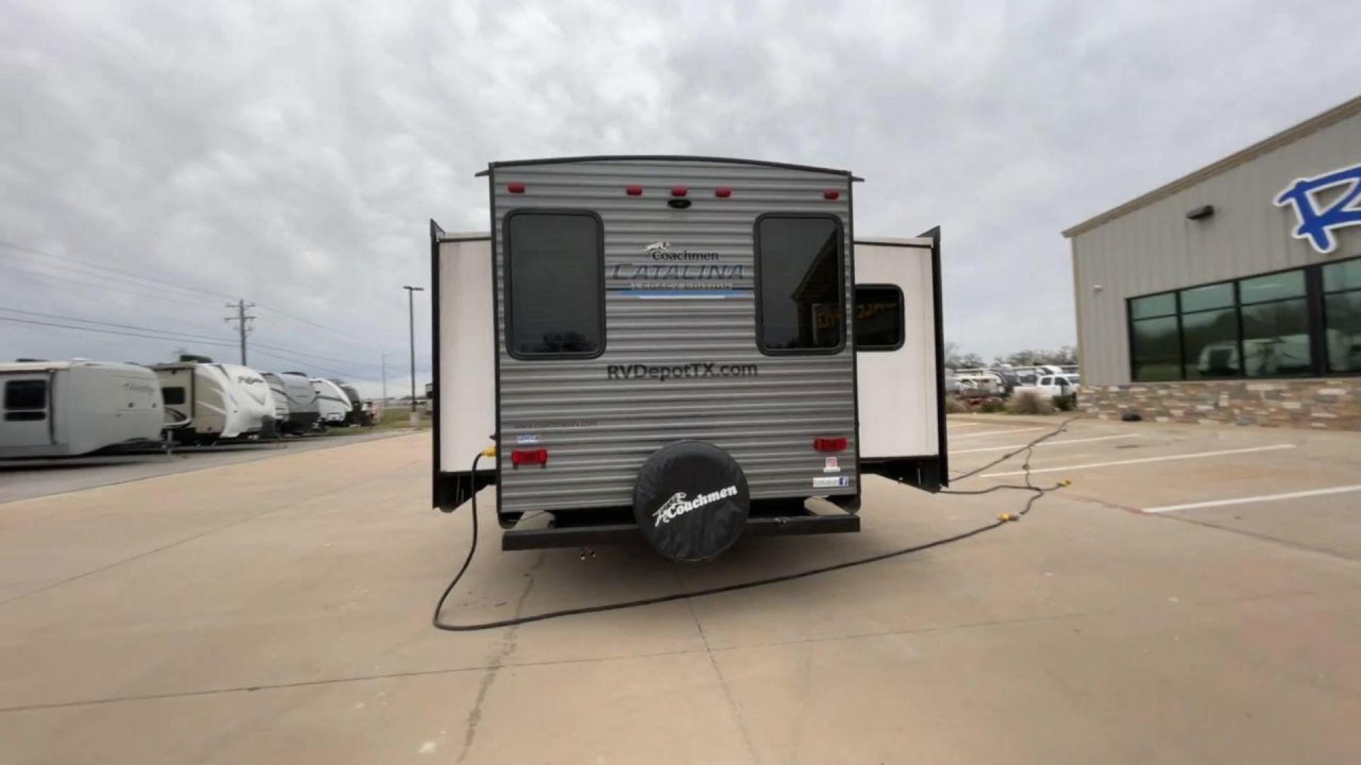 2021 FOREST RIVER CATALINA (5ZT2CAYB8MX) , Length: 36.58 ft. | Dry Weight: 8,268 lbs. | Gross Weight: 10,500 lbs. | Slides: 3 transmission, located at 4319 N Main Street, Cleburne, TX, 76033, (817) 221-0660, 32.435829, -97.384178 - This 2021 Forest River Catalina 333RETS is a triple slide travel trailer that measures 36.58 ft. in length. It has a dry weight of 8,268 lbs. and a GVWR of 10,500 lbs. Its exterior is a base color of silver with gray and blue accents. Its interior features a classic rear living layout. The back w - Photo#8