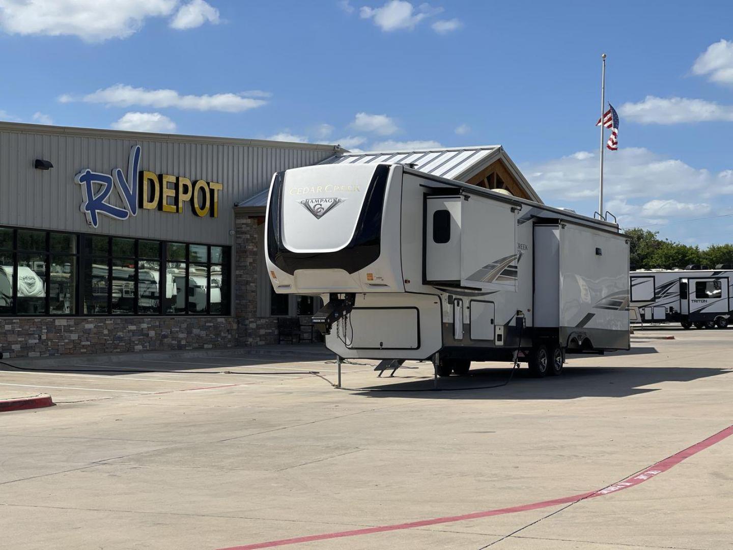 2021 FOREST RIVER CEDAR CREEK 38EL (4X4FCRP25MS) , Length: 39.75 ft. | Dry Weight: 14,429 lbs. | Gross Weight: 18,000 lbs. | Slides: 3 transmission, located at 4319 N Main Street, Cleburne, TX, 76033, (817) 221-0660, 32.435829, -97.384178 - Photo#0