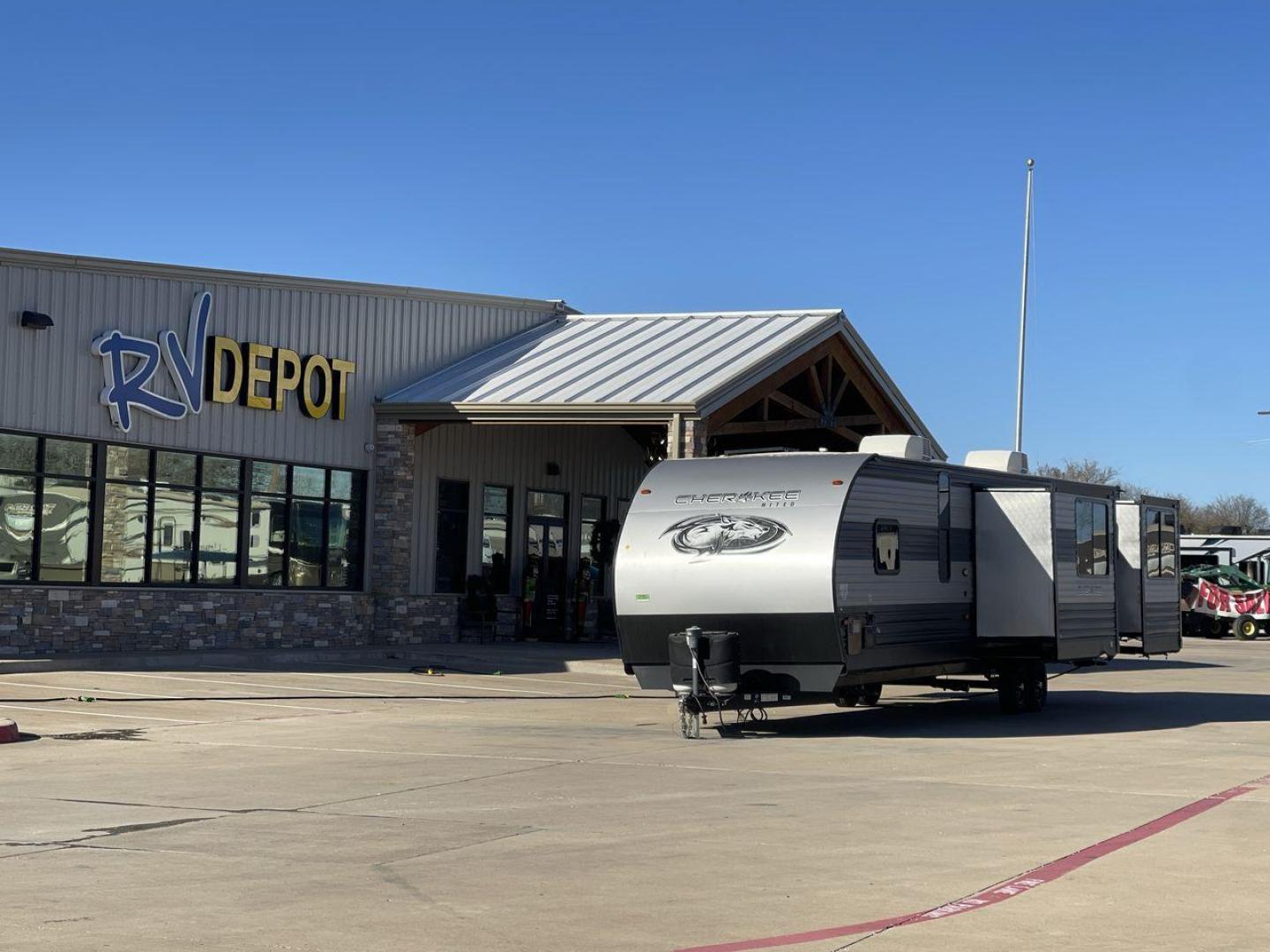 2021 FOREST RIVER CHEROKEE 306MM (4X4TCKG29MX) , Length: 39.92 ft. | Dry Weight: 8,578 lbs. | Gross Weight: 11,100 lbs. | Slides: 3 transmission, located at 4319 N Main Street, Cleburne, TX, 76033, (817) 221-0660, 32.435829, -97.384178 - Photo#0