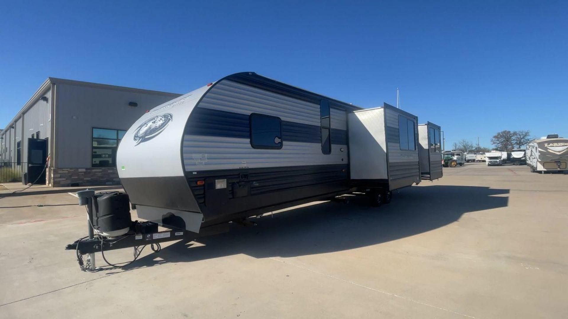 2021 FOREST RIVER CHEROKEE 306MM (4X4TCKG29MX) , Length: 39.92 ft. | Dry Weight: 8,578 lbs. | Gross Weight: 11,100 lbs. | Slides: 3 transmission, located at 4319 N Main Street, Cleburne, TX, 76033, (817) 221-0660, 32.435829, -97.384178 - Photo#5