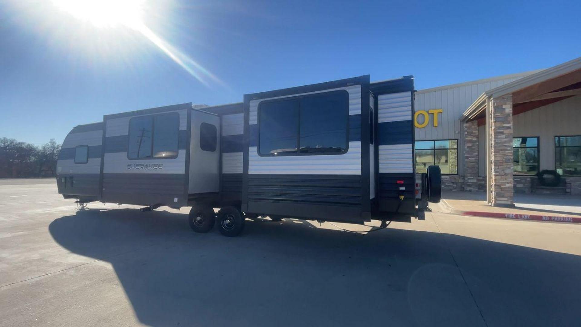 2021 FOREST RIVER CHEROKEE 306MM (4X4TCKG29MX) , Length: 39.92 ft. | Dry Weight: 8,578 lbs. | Gross Weight: 11,100 lbs. | Slides: 3 transmission, located at 4319 N Main Street, Cleburne, TX, 76033, (817) 221-0660, 32.435829, -97.384178 - Photo#7