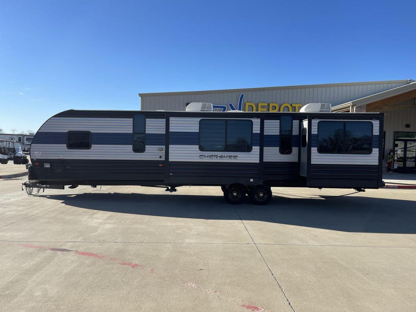 2021 FOREST RIVER CHEROKEE 306MM (4X4TCKG29MX) , Length: 39.92 ft. | Dry Weight: 8,578 lbs. | Gross Weight: 11,100 lbs. | Slides: 3 transmission, located at 4319 N Main Street, Cleburne, TX, 76033, (817) 221-0660, 32.435829, -97.384178 - Photo#23