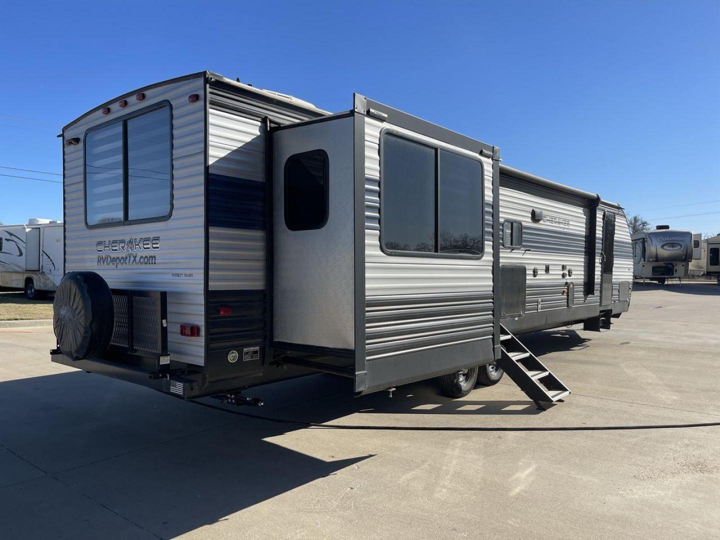 2021 FOREST RIVER CHEROKEE 306MM (4X4TCKG29MX) , Length: 39.92 ft. | Dry Weight: 8,578 lbs. | Gross Weight: 11,100 lbs. | Slides: 3 transmission, located at 4319 N Main Street, Cleburne, TX, 76033, (817) 221-0660, 32.435829, -97.384178 - Photo#24