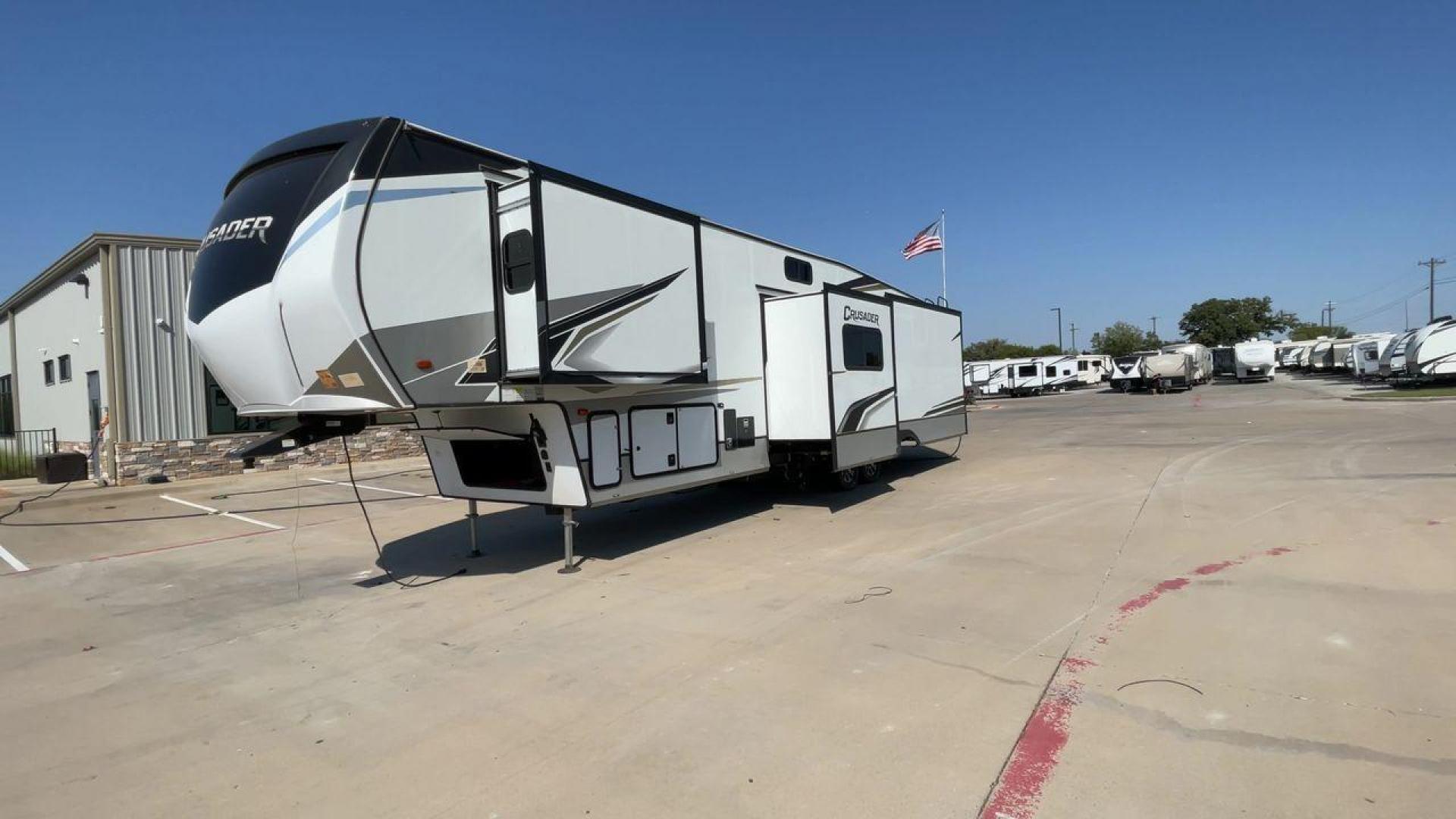 2021 FOREST RIVER CRUSADER 382MBH (5ZT3CS3B4MG) , Length: 43.33 ft. | Dry Weight: 13,106 lbs. | Slides: 4 transmission, located at 4319 N Main Street, Cleburne, TX, 76033, (817) 221-0660, 32.435829, -97.384178 - Photo#5